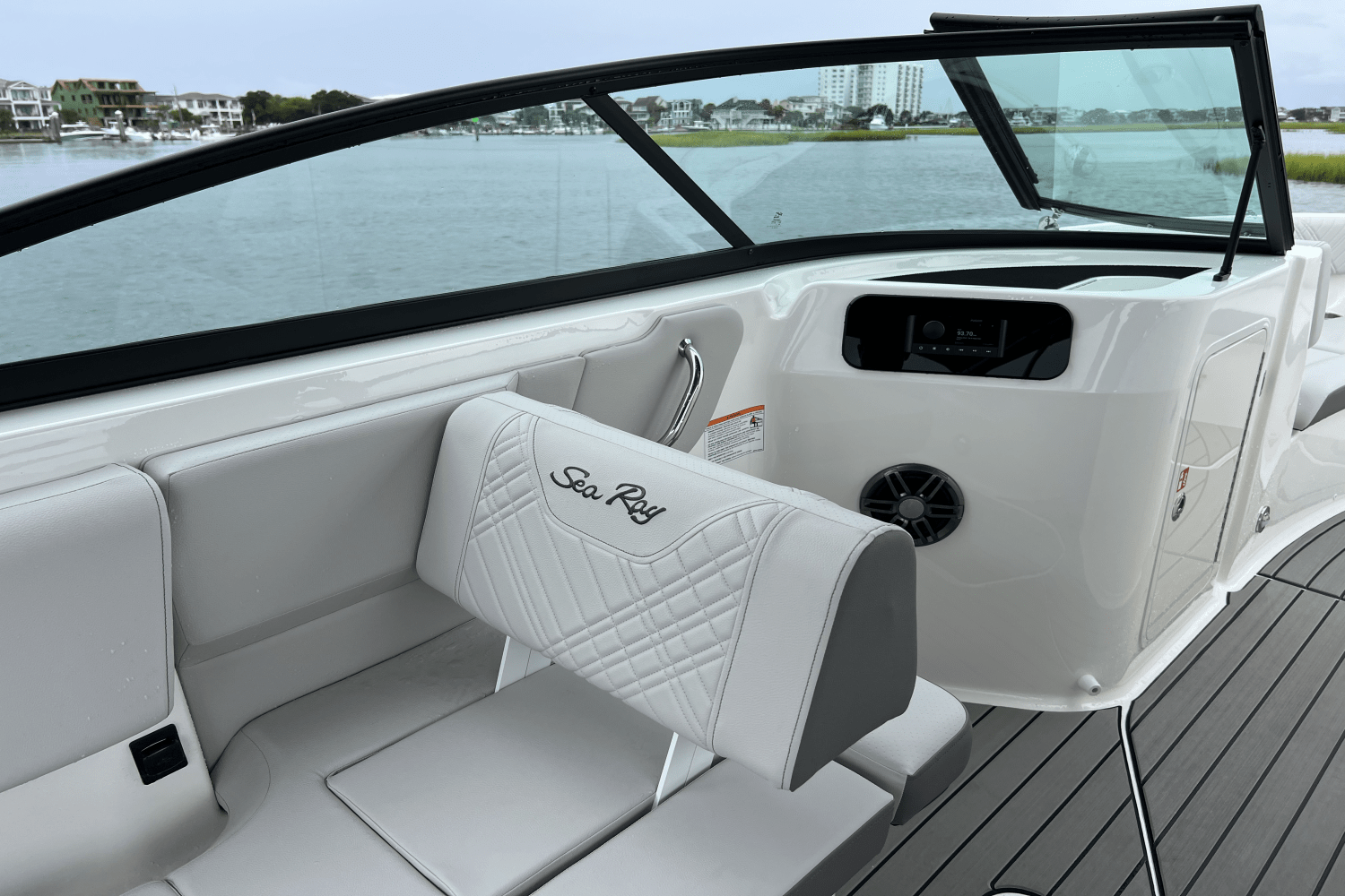 Slide: The Image of Sea Ray SDX 250 Outboard 2025 - 14