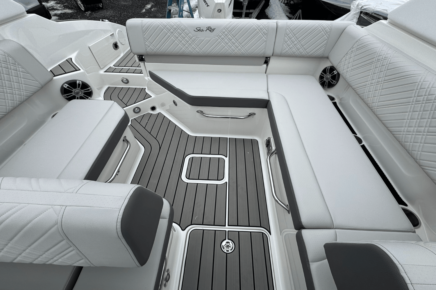 Slide: The Image of Sea Ray SDX 250 Outboard 2025 - 15
