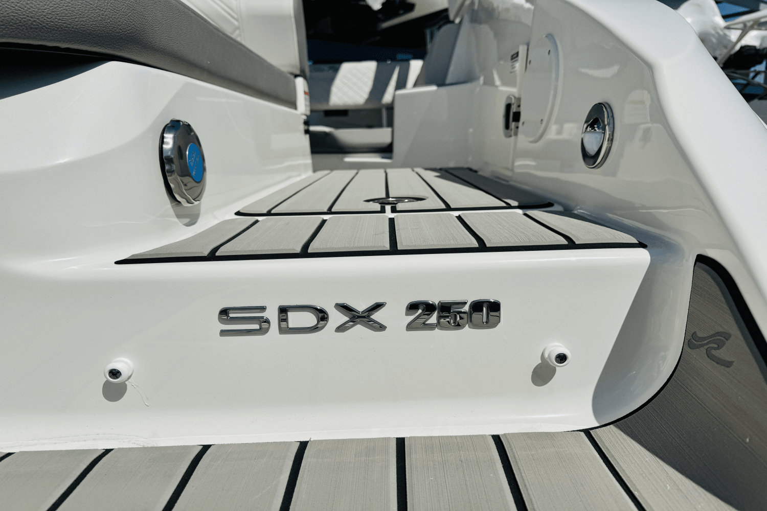 Slide: The Image of Sea Ray SDX 250 Outboard 2025 - 15