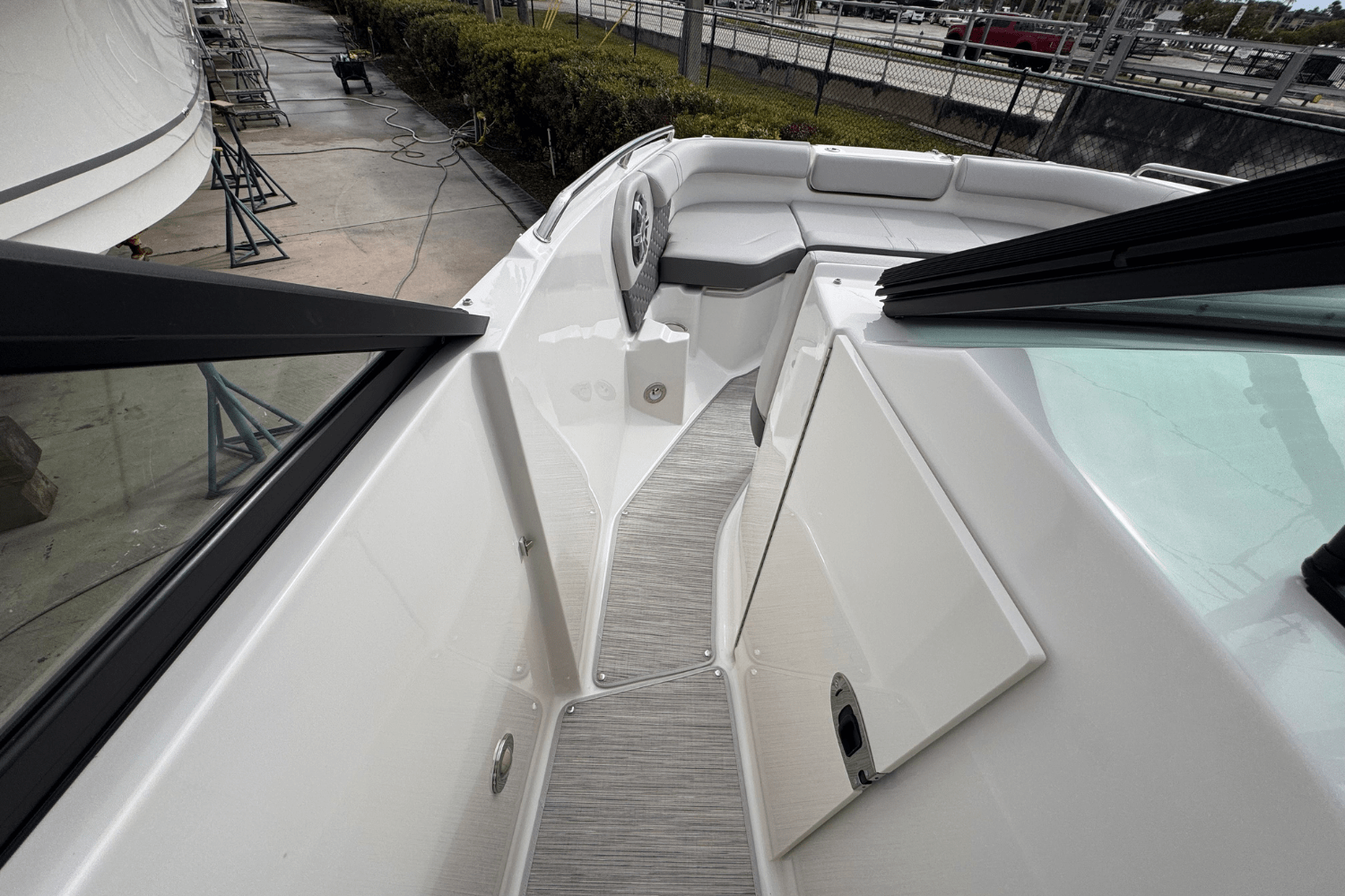 Slide: The Image of Sea Ray SDX 250 Outboard 2025 - 15