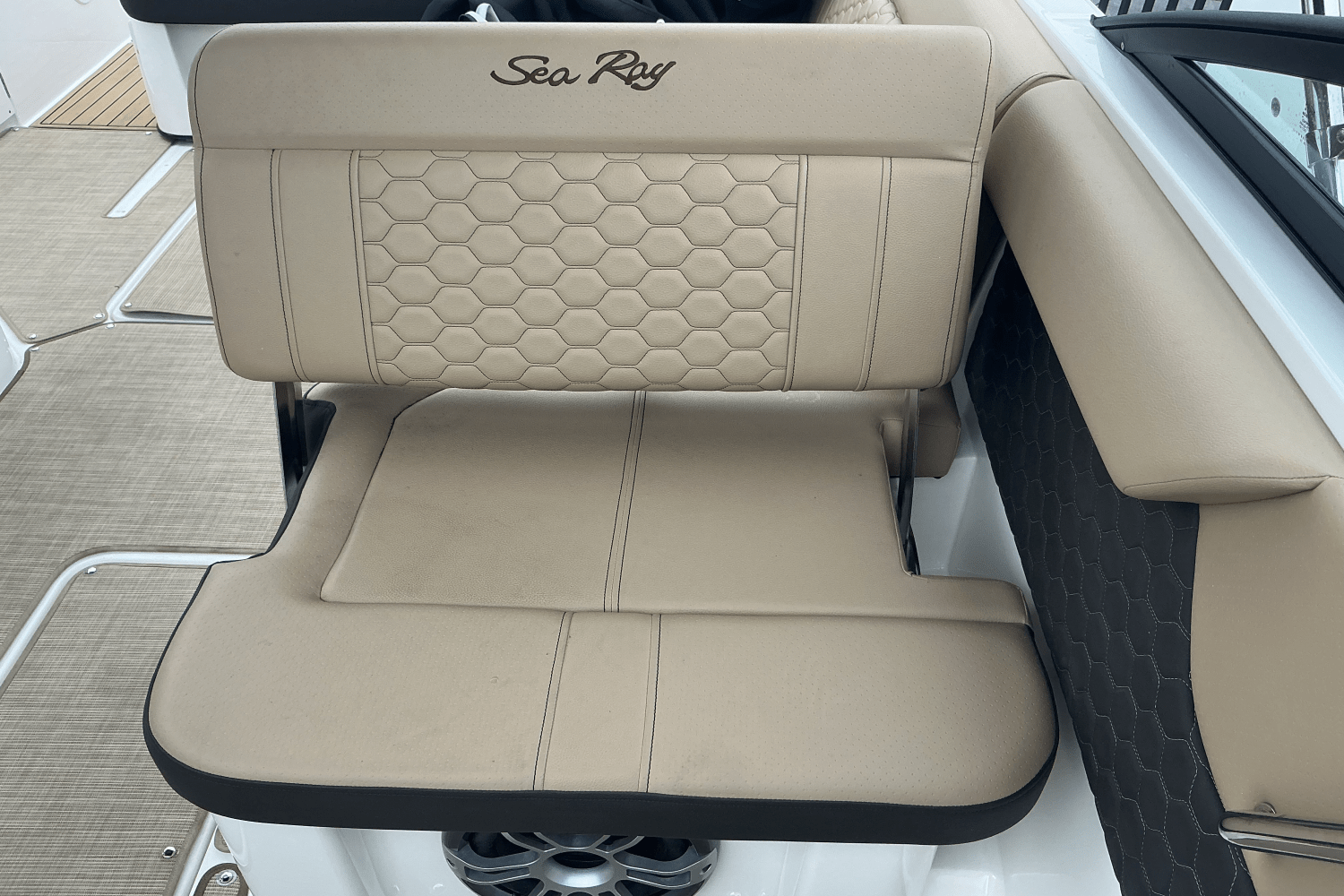 Slide: The Image of Sea Ray SDX 250 Outboard 2025 - 16
