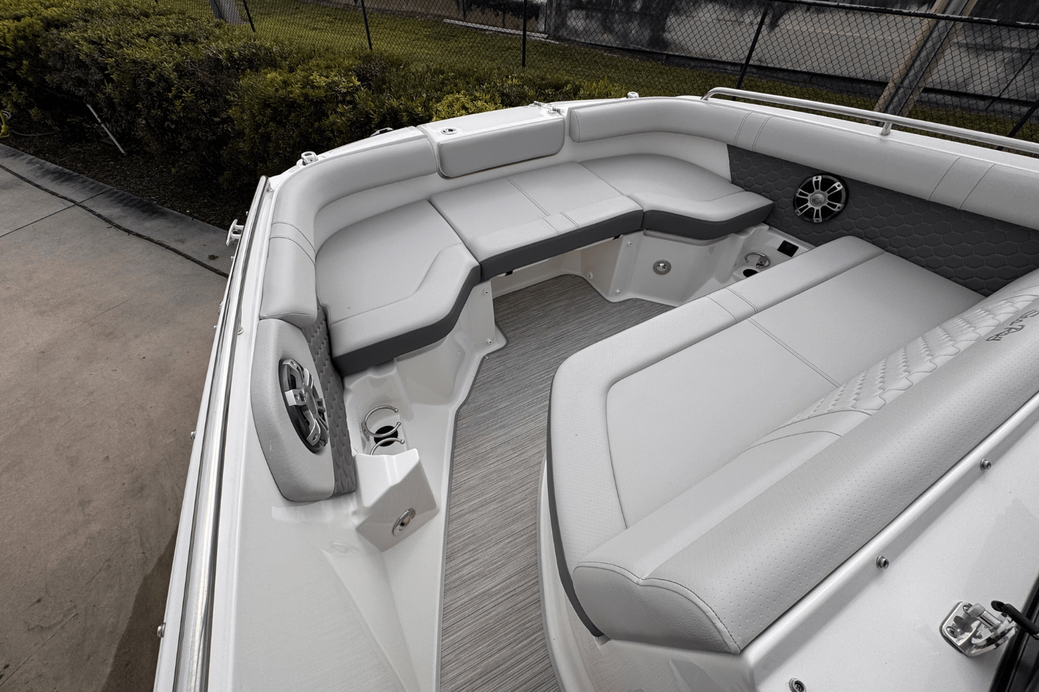 Slide: The Image of Sea Ray SDX 250 Outboard 2025 - 16