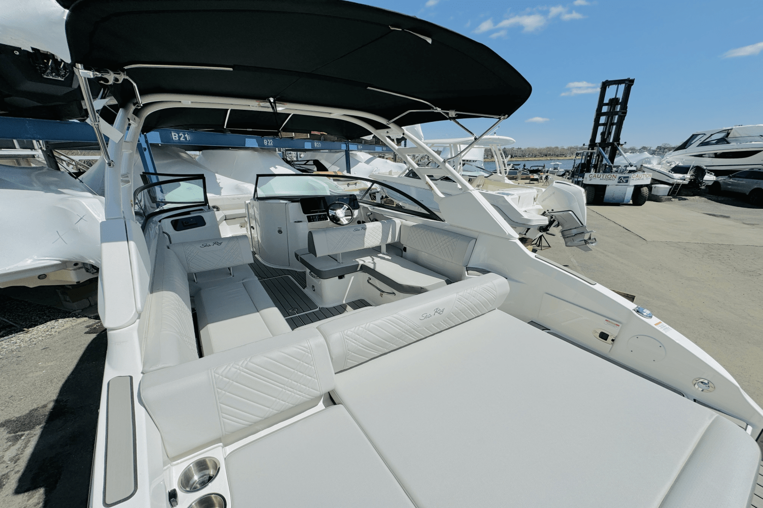 Slide: The Image of Sea Ray SDX 250 Outboard 2025 - 16