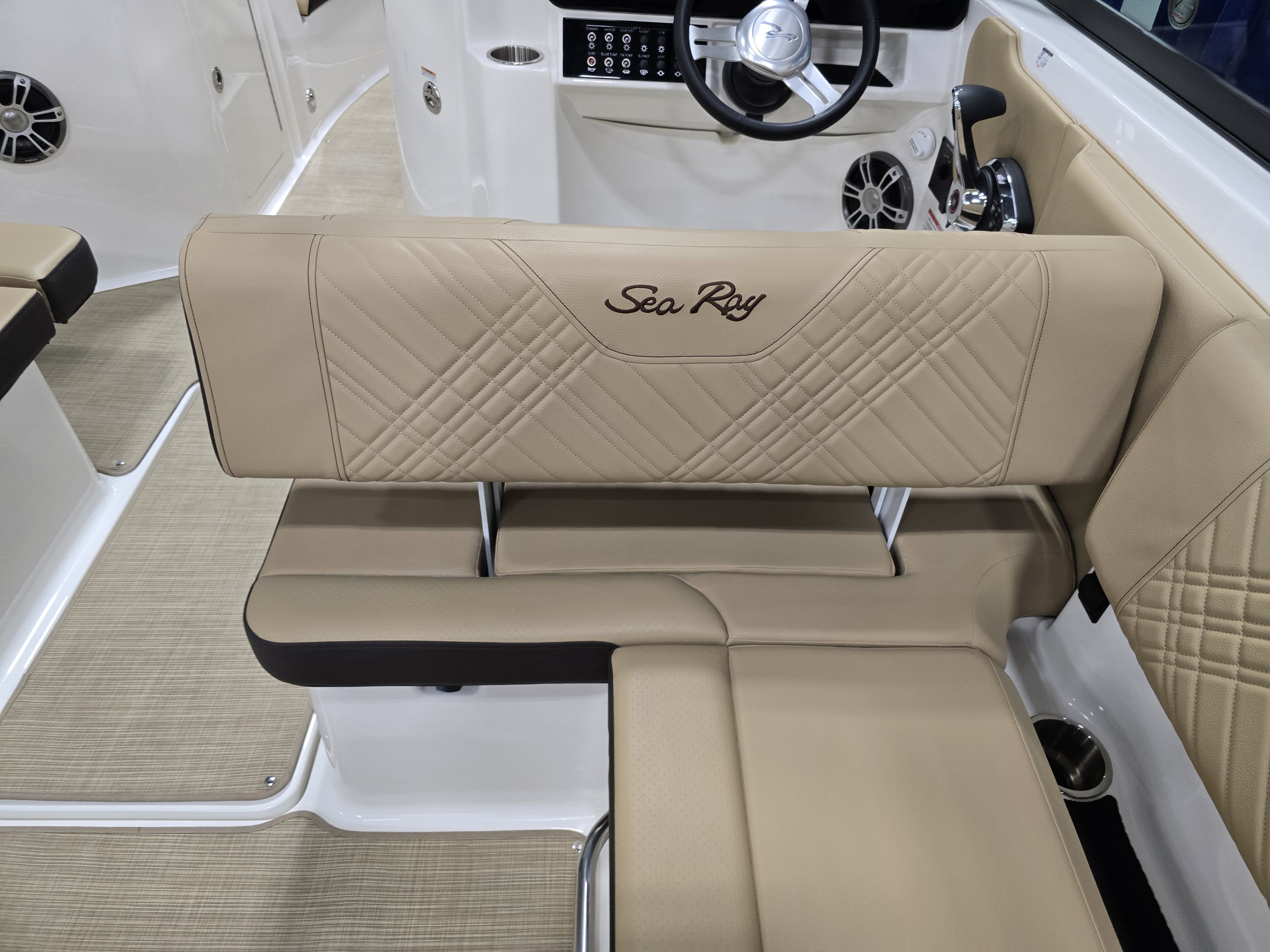 Slide: The Image of Sea Ray SDX 250 Outboard 2025 - 17