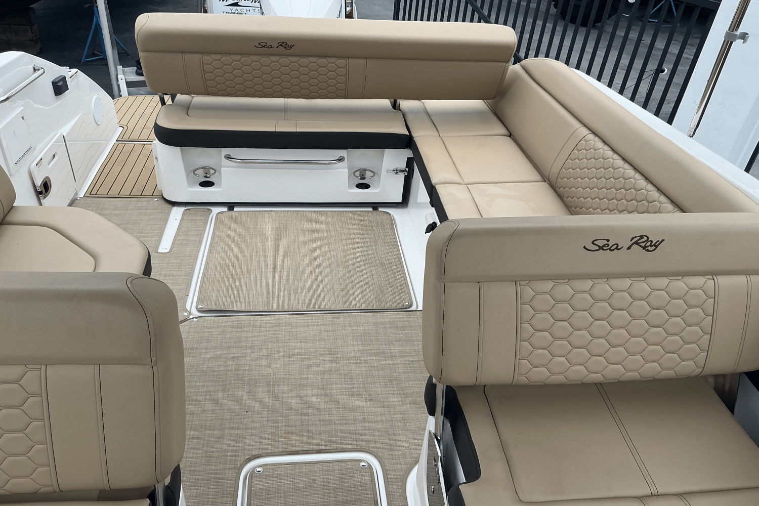 Slide: The Image of Sea Ray SDX 250 Outboard 2025 - 17