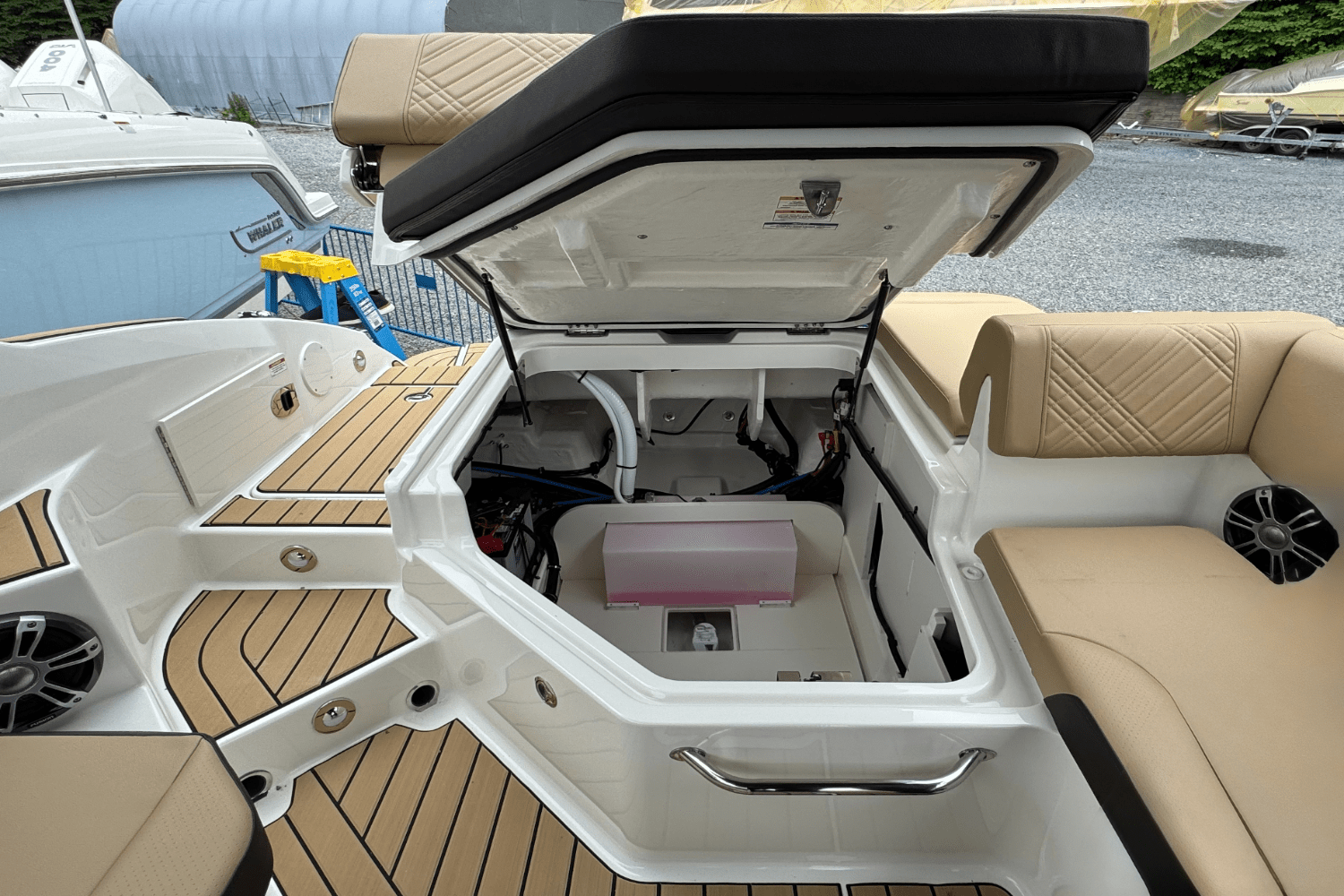 Slide: The Image of Sea Ray SDX 250 Outboard 2025 - 17