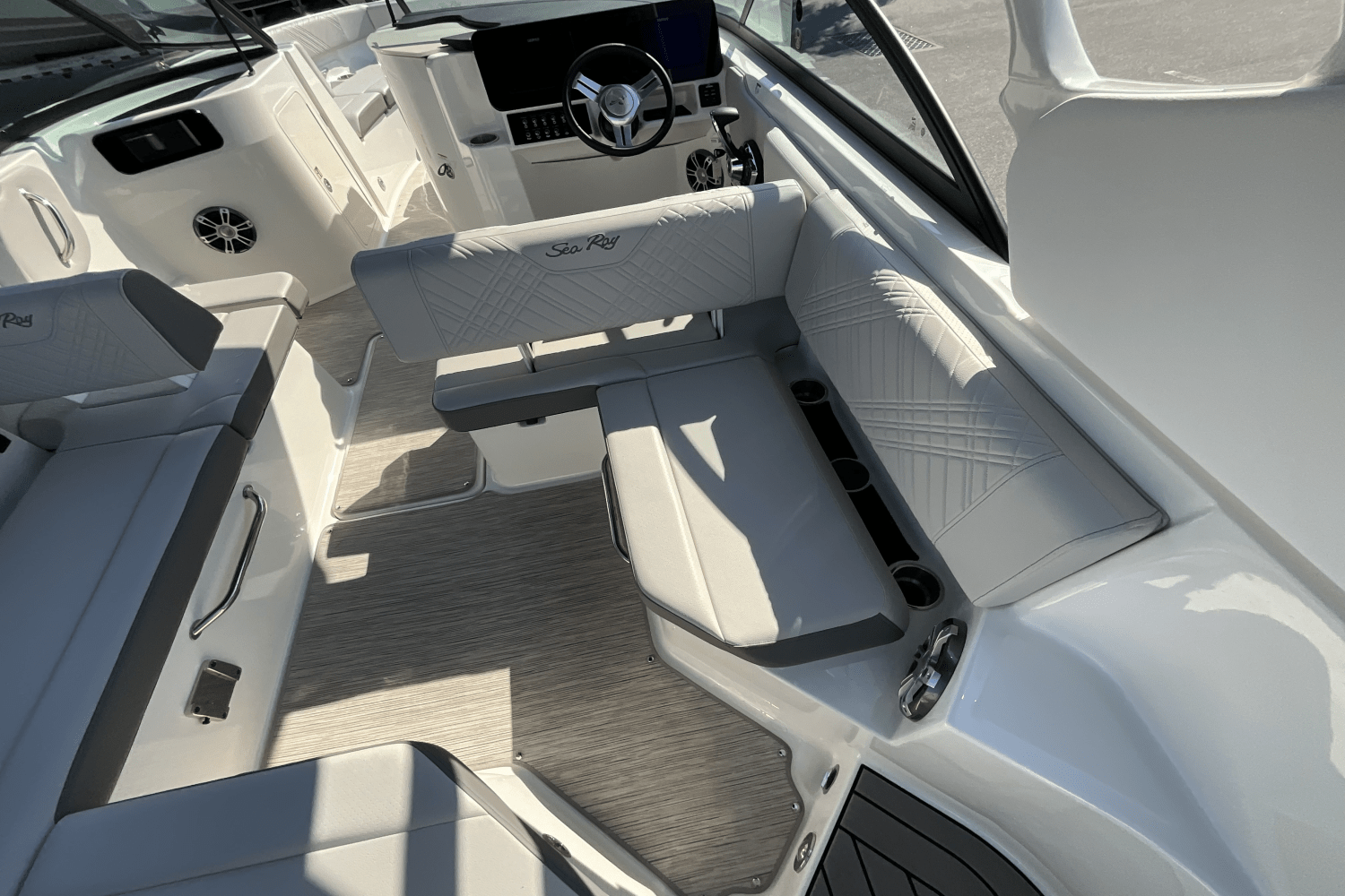 Slide: The Image of Sea Ray SDX 250 Outboard 2025 - 17