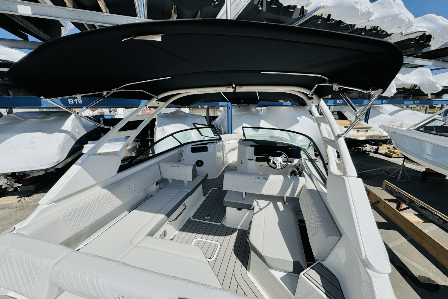 Slide: The Image of Sea Ray SDX 250 Outboard 2025 - 17