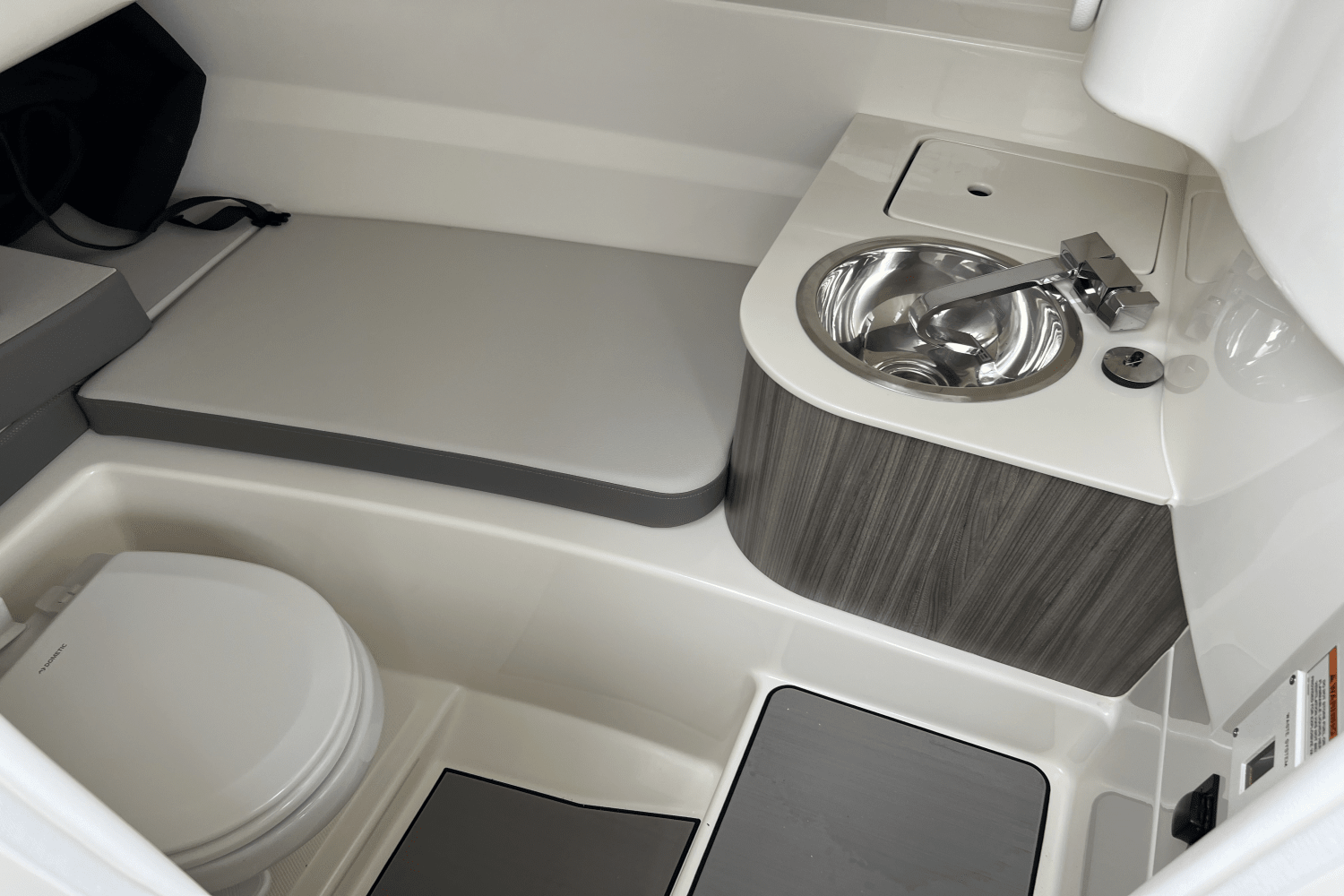 Slide: The Image of Sea Ray SDX 250 Outboard 2025 - 17