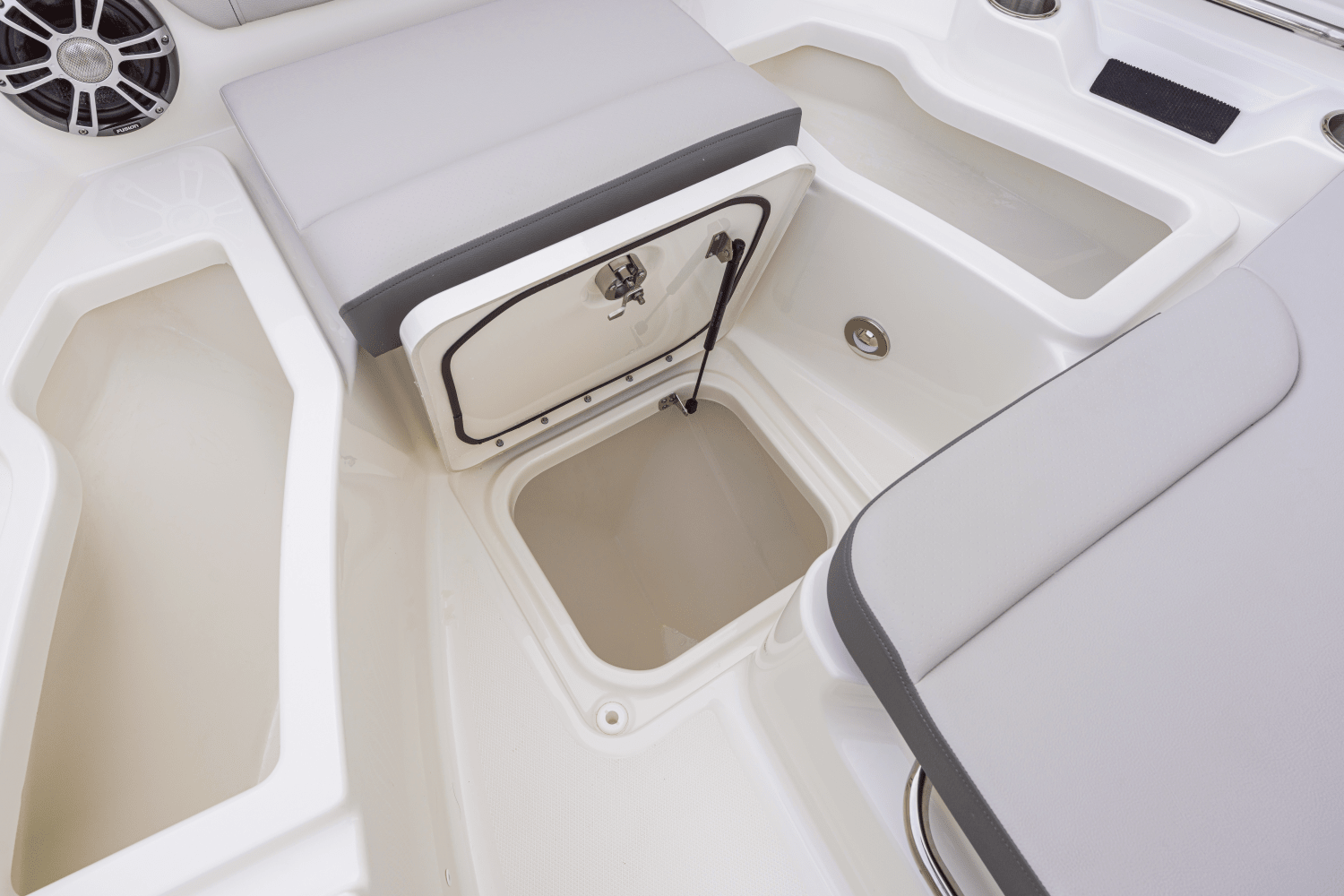 Slide: The Image of Sea Ray SDX 250 Outboard 2025 - 18