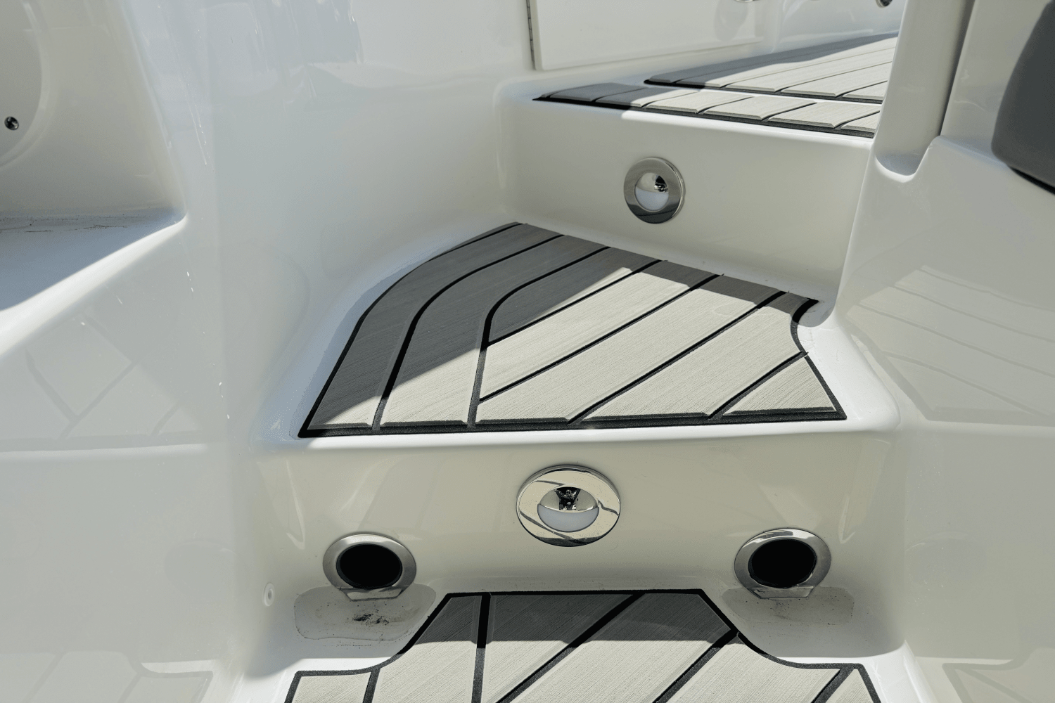 Slide: The Image of Sea Ray SDX 250 Outboard 2025 - 18