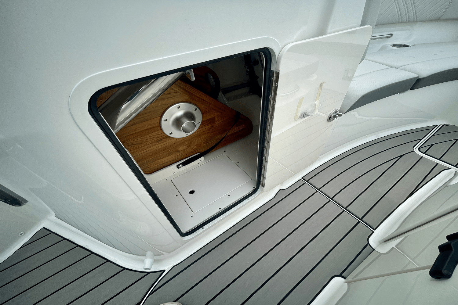 Slide: The Image of Sea Ray SDX 250 Outboard 2025 - 18