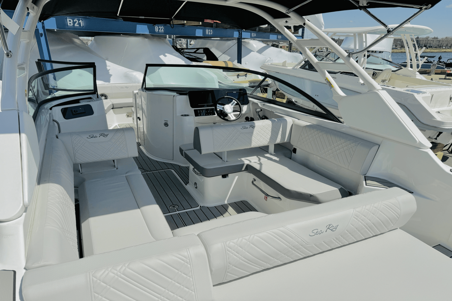 Slide: The Image of Sea Ray SDX 250 Outboard 2025 - 19