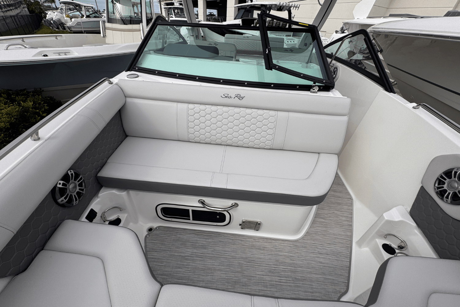 Slide: The Image of Sea Ray SDX 250 Outboard 2025 - 19