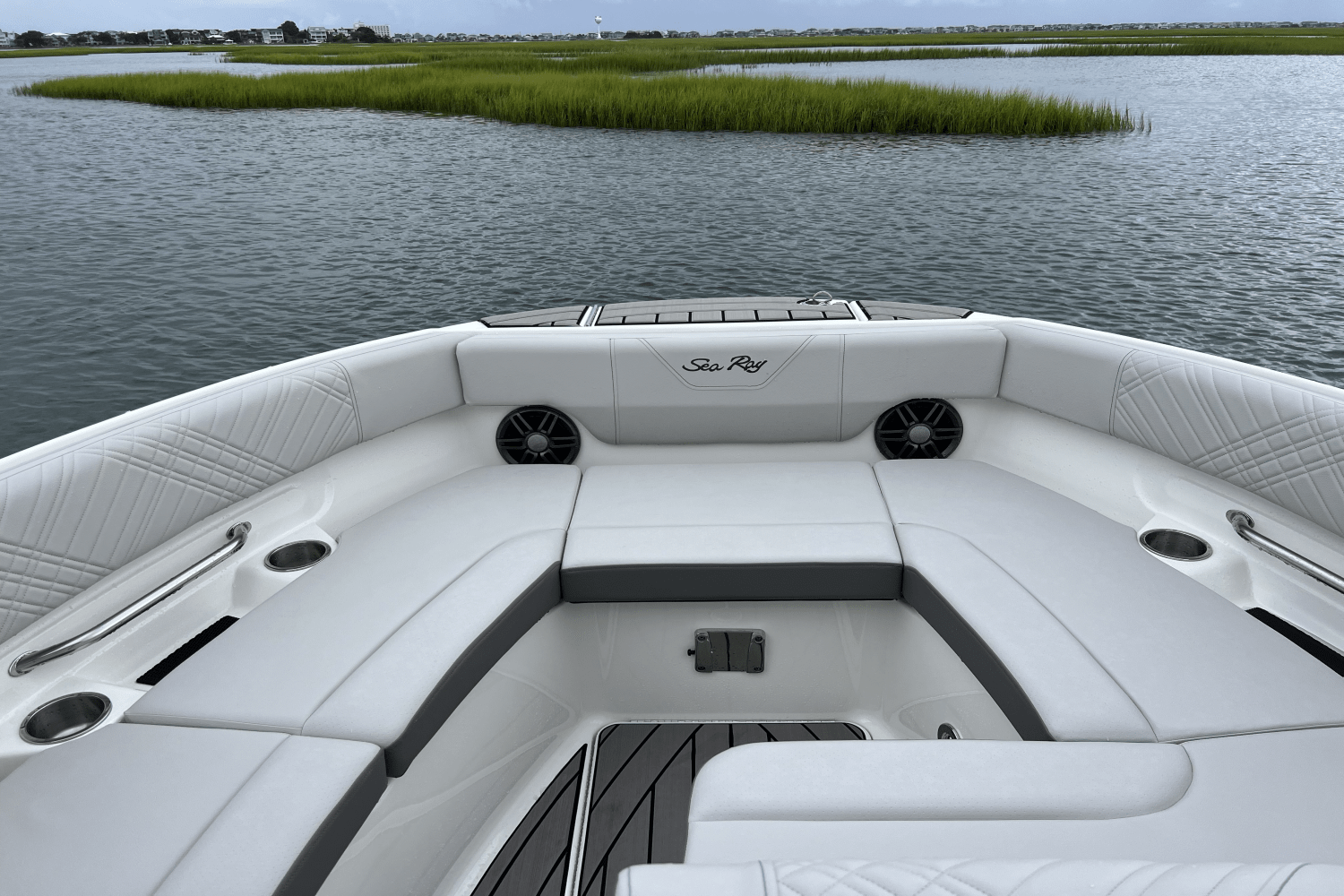 Slide: The Image of Sea Ray SDX 250 Outboard 2025 - 19