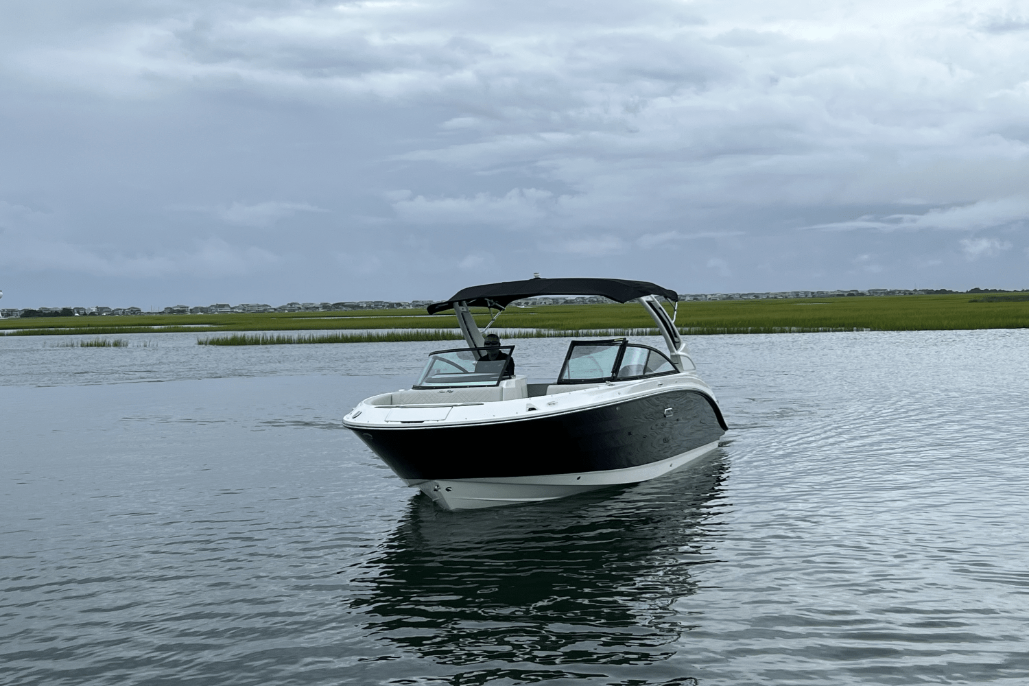 Slide: The Image of Sea Ray SDX 250 Outboard 2025 - 2