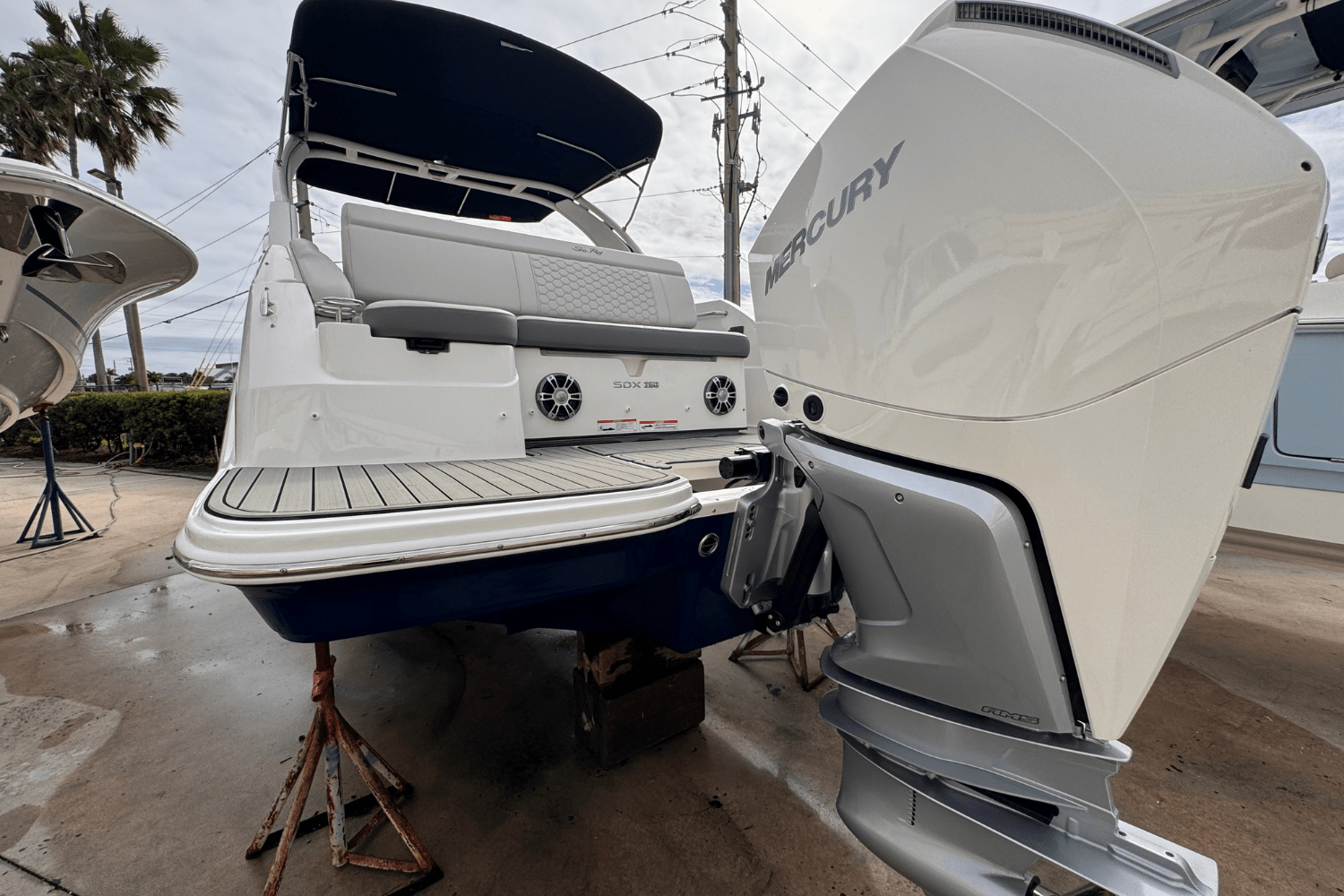Slide: The Image of Sea Ray SDX 250 Outboard 2025 - 2