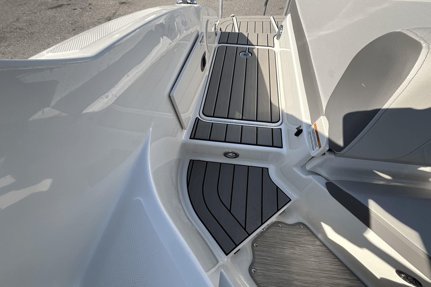 Slide: The Image of Sea Ray SDX 250 Outboard 2025 - 20