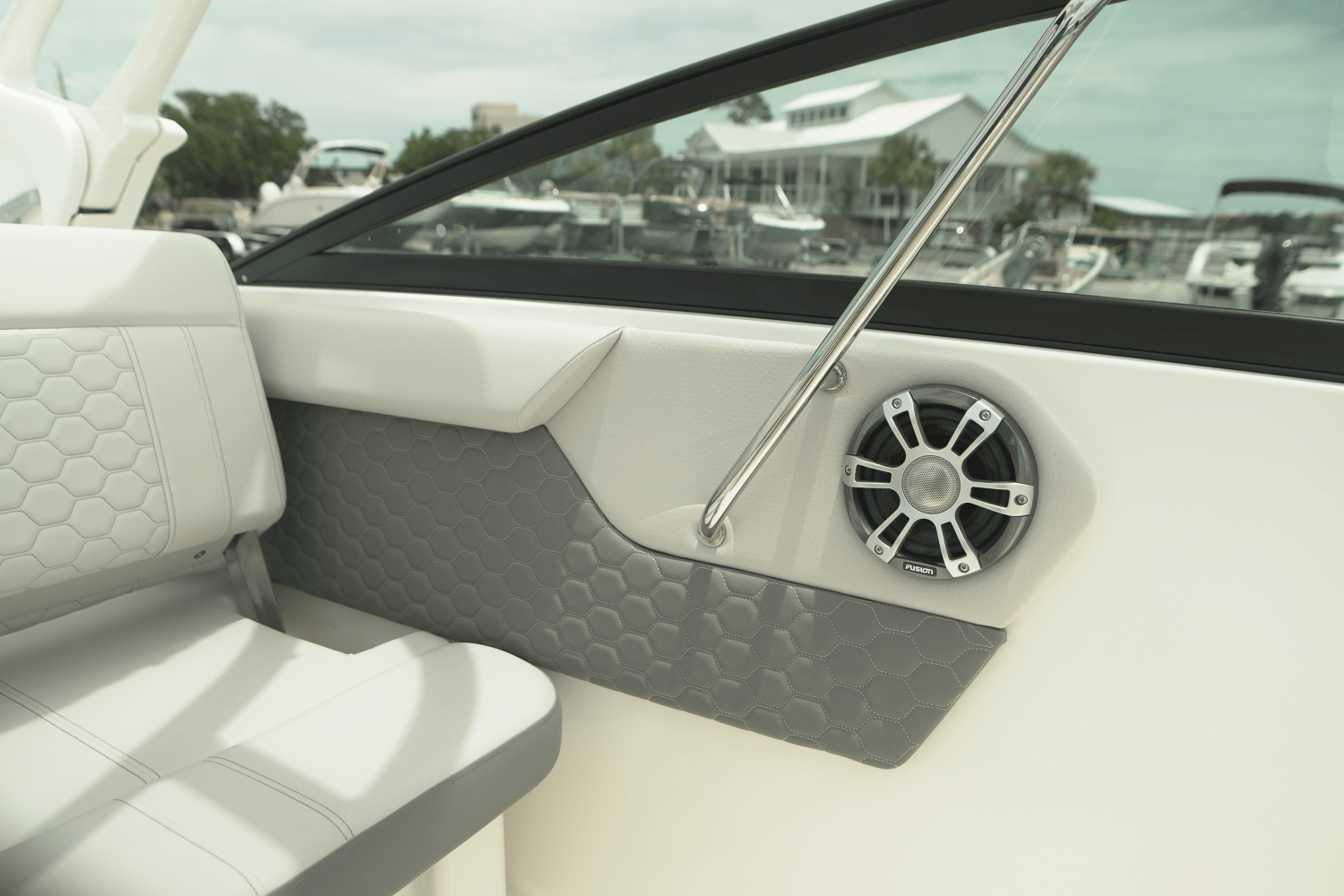 Slide: The Image of Sea Ray SDX 250 Outboard 2025 - 20