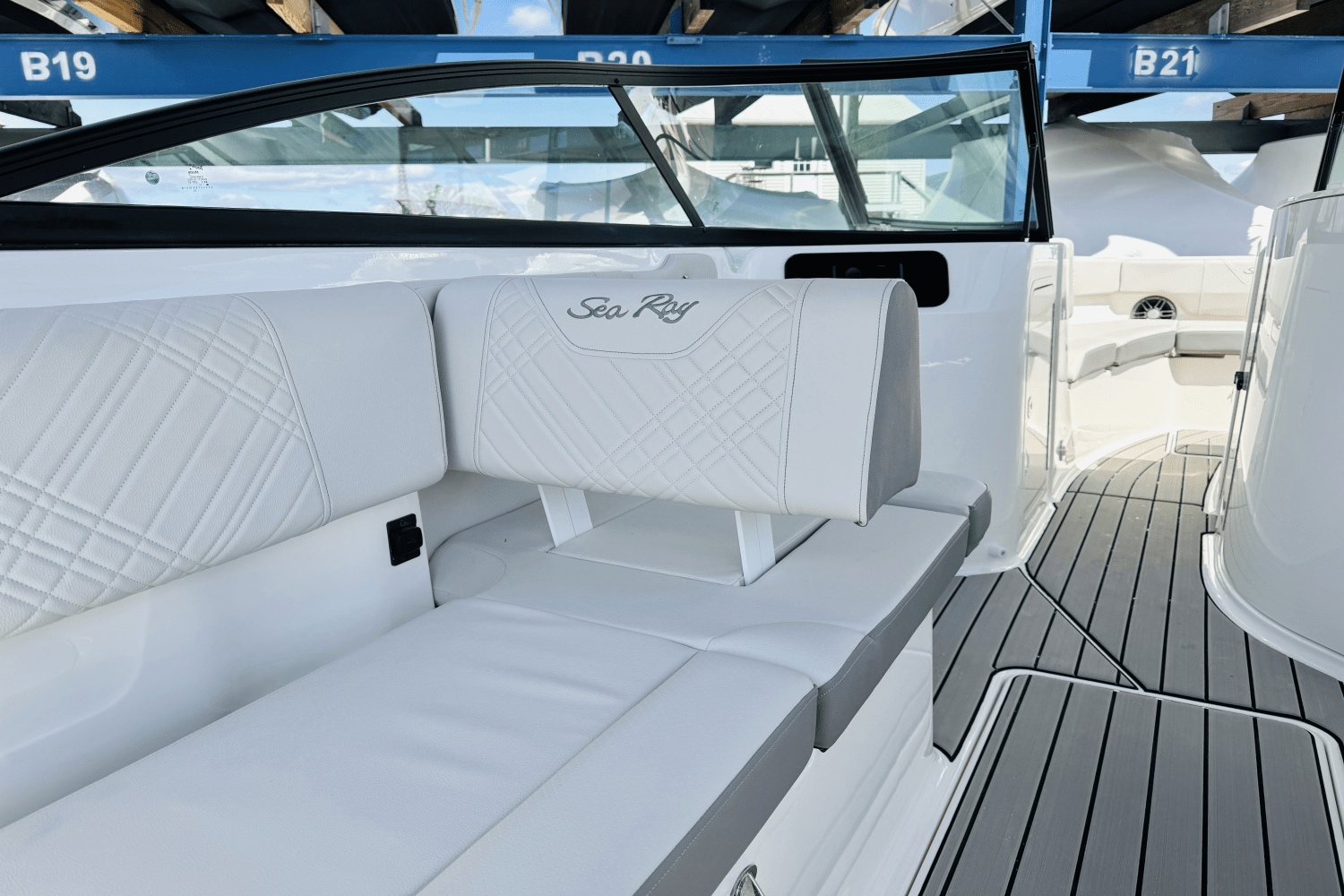 Slide: The Image of Sea Ray SDX 250 Outboard 2025 - 22