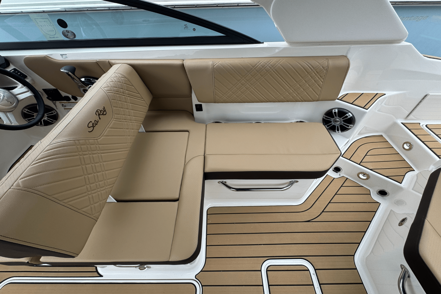 Slide: The Image of Sea Ray SDX 250 Outboard 2025 - 25