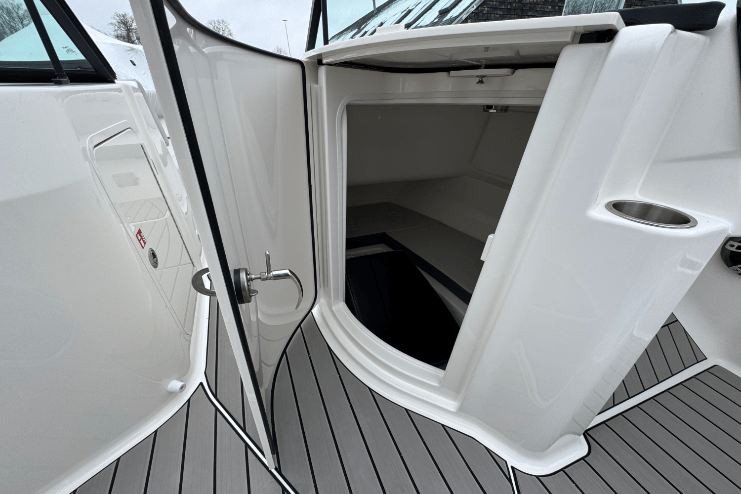 Slide: The Image of Sea Ray SDX 250 Outboard 2025 - 30
