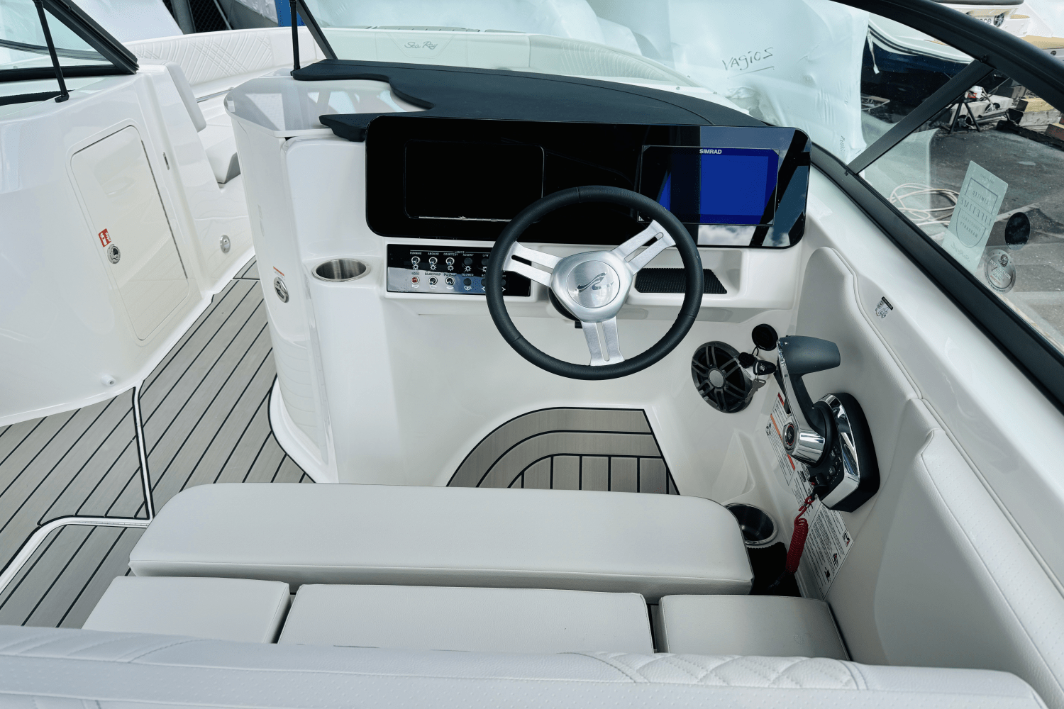 Slide: The Image of Sea Ray SDX 250 Outboard 2025 - 30
