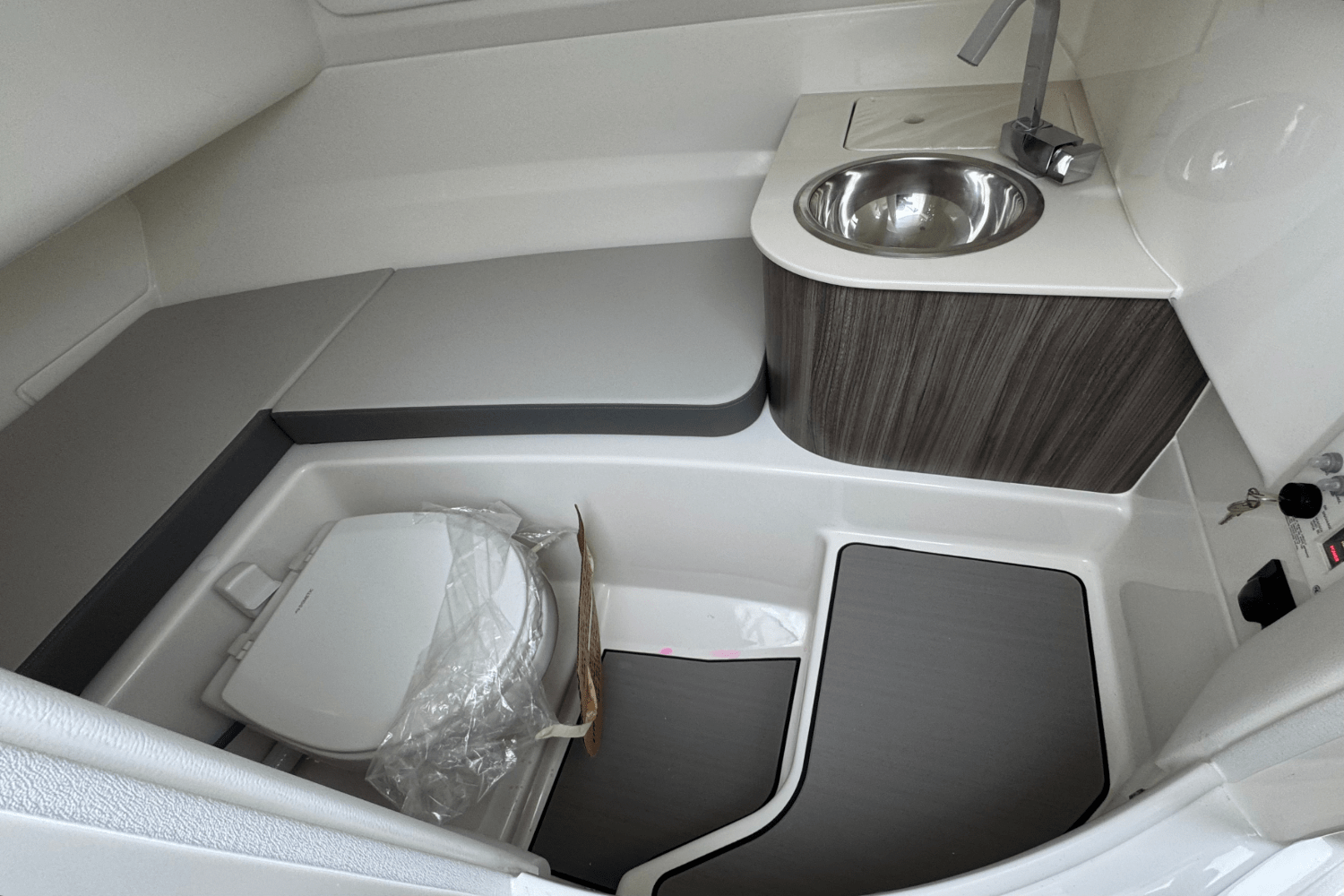 Slide: The Image of Sea Ray SDX 250 Outboard 2025 - 31