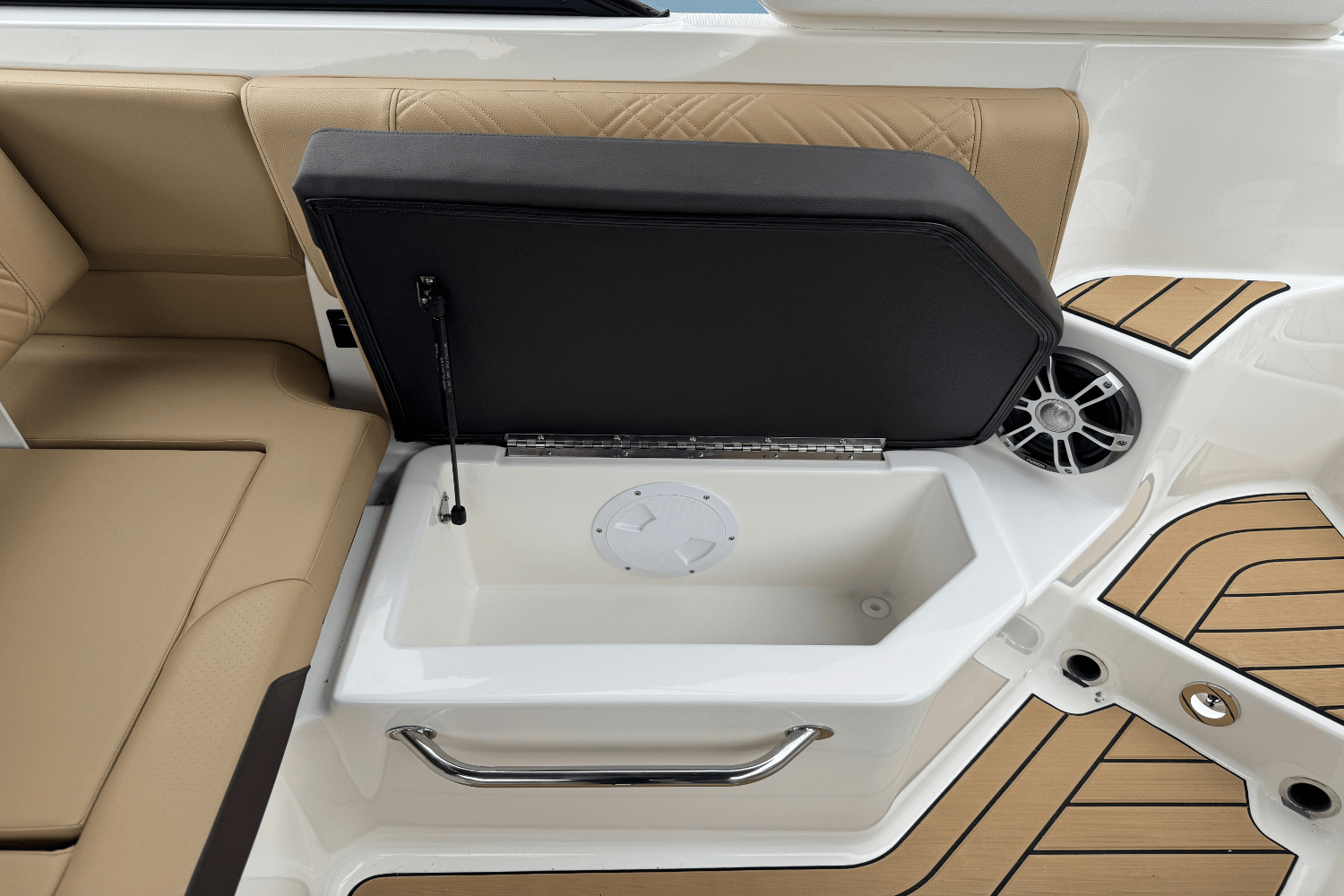 Slide: The Image of Sea Ray SDX 250 Outboard 2025 - 31