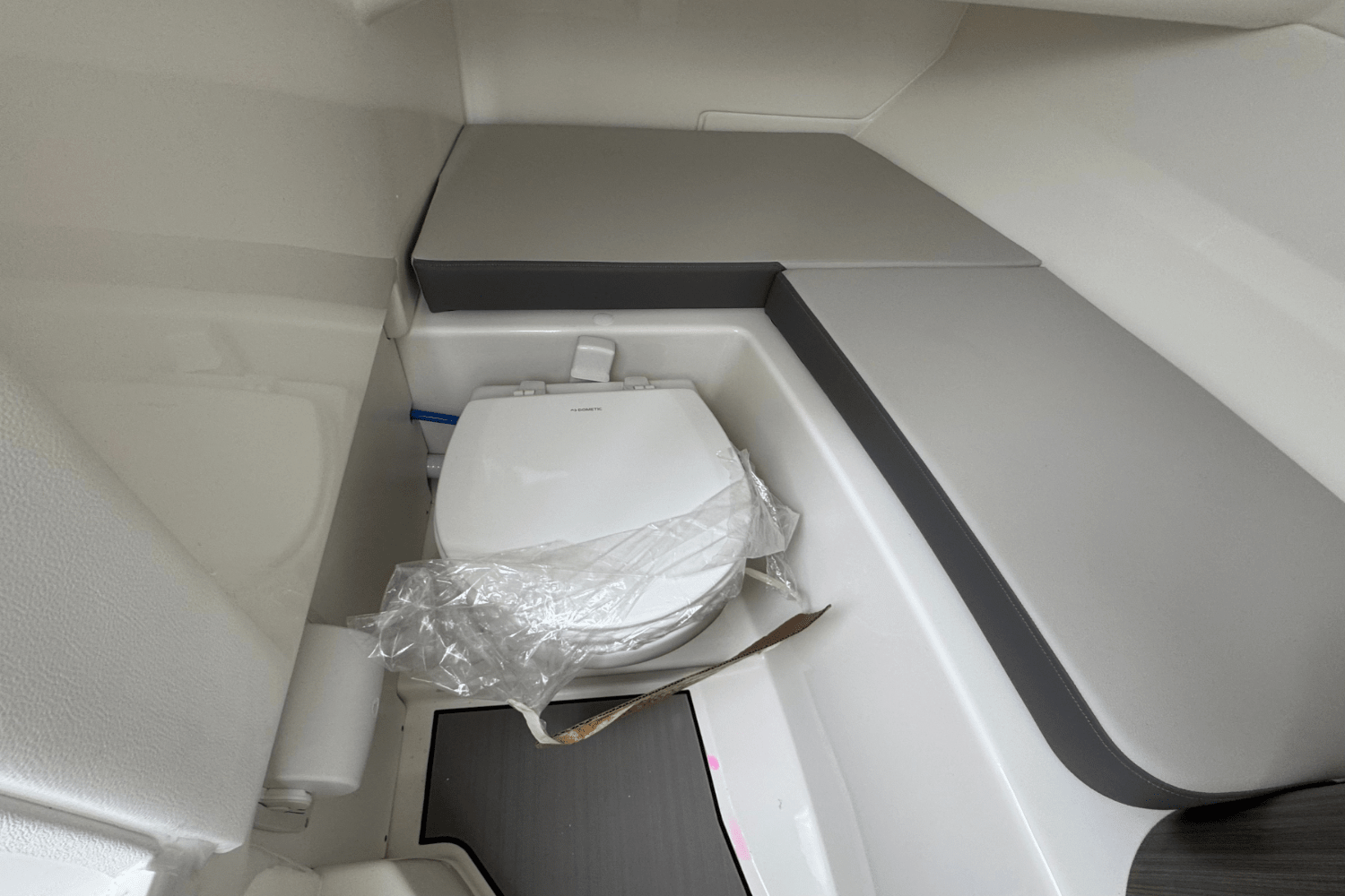 Slide: The Image of Sea Ray SDX 250 Outboard 2025 - 32