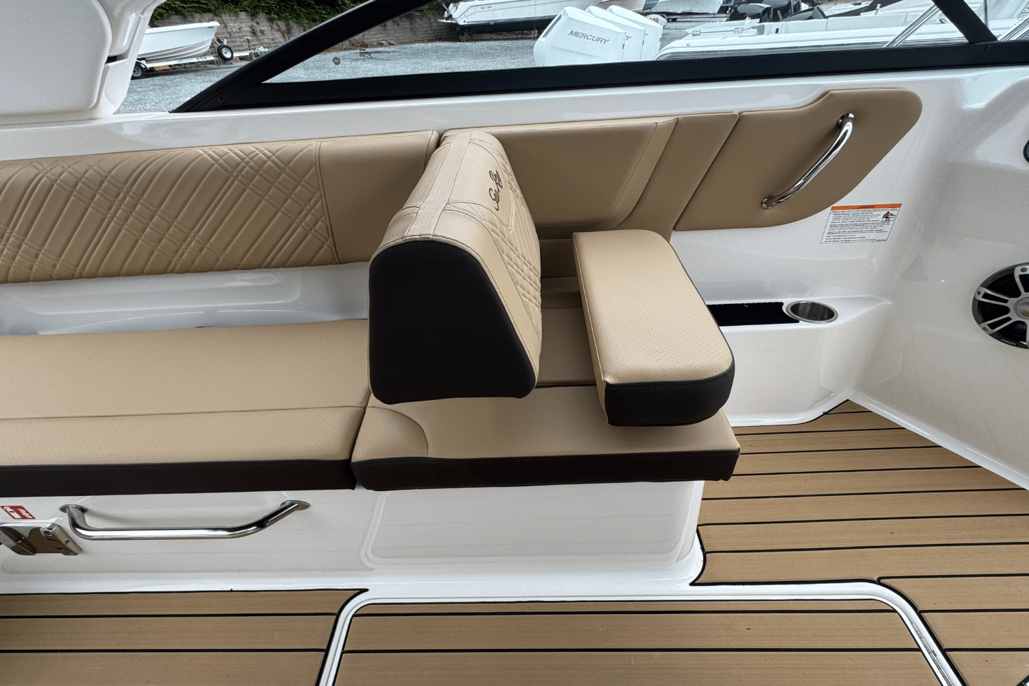 Slide: The Image of Sea Ray SDX 250 Outboard 2025 - 33