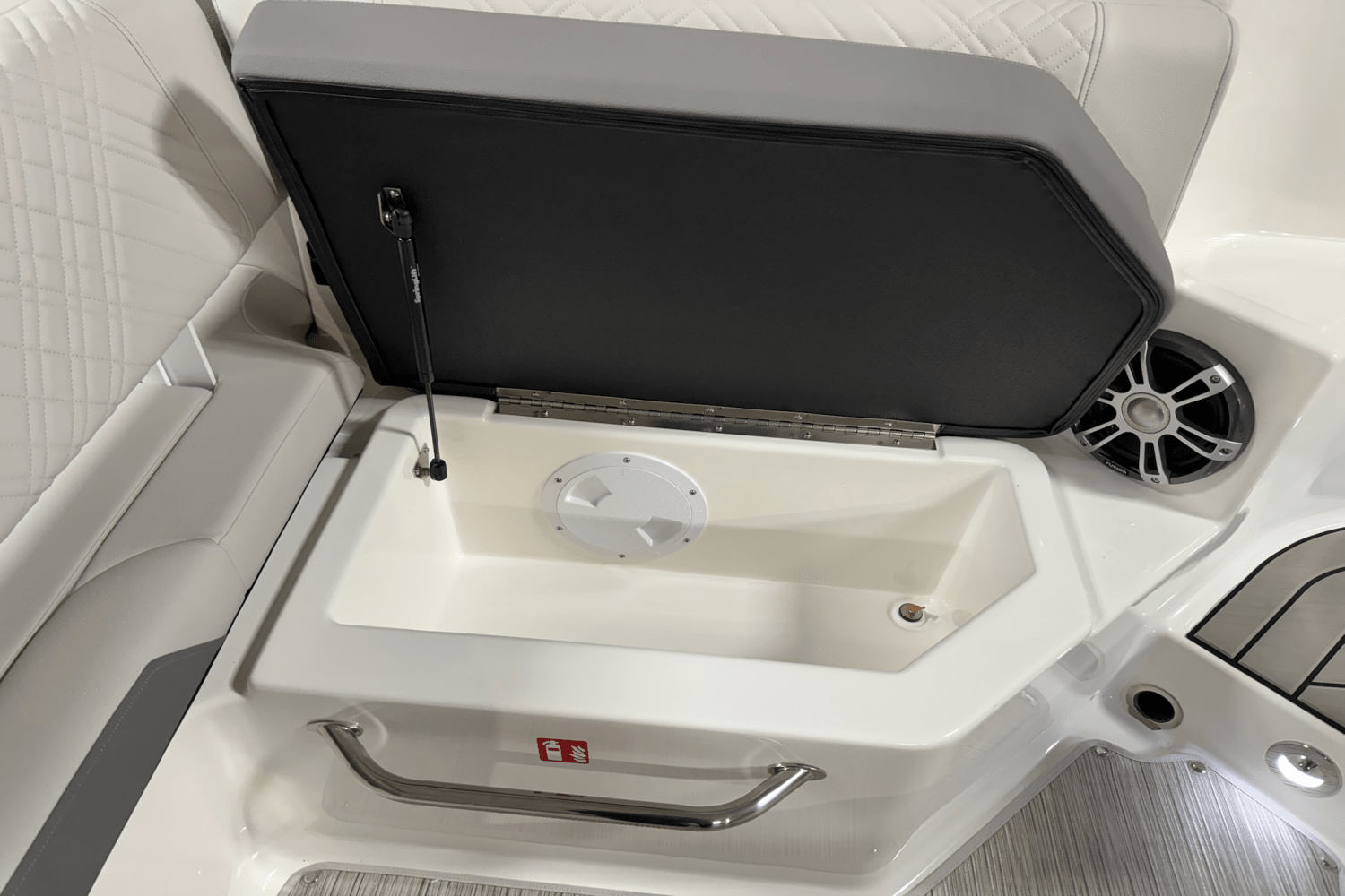 Slide: The Image of Sea Ray SDX 250 Outboard 2025 - 33