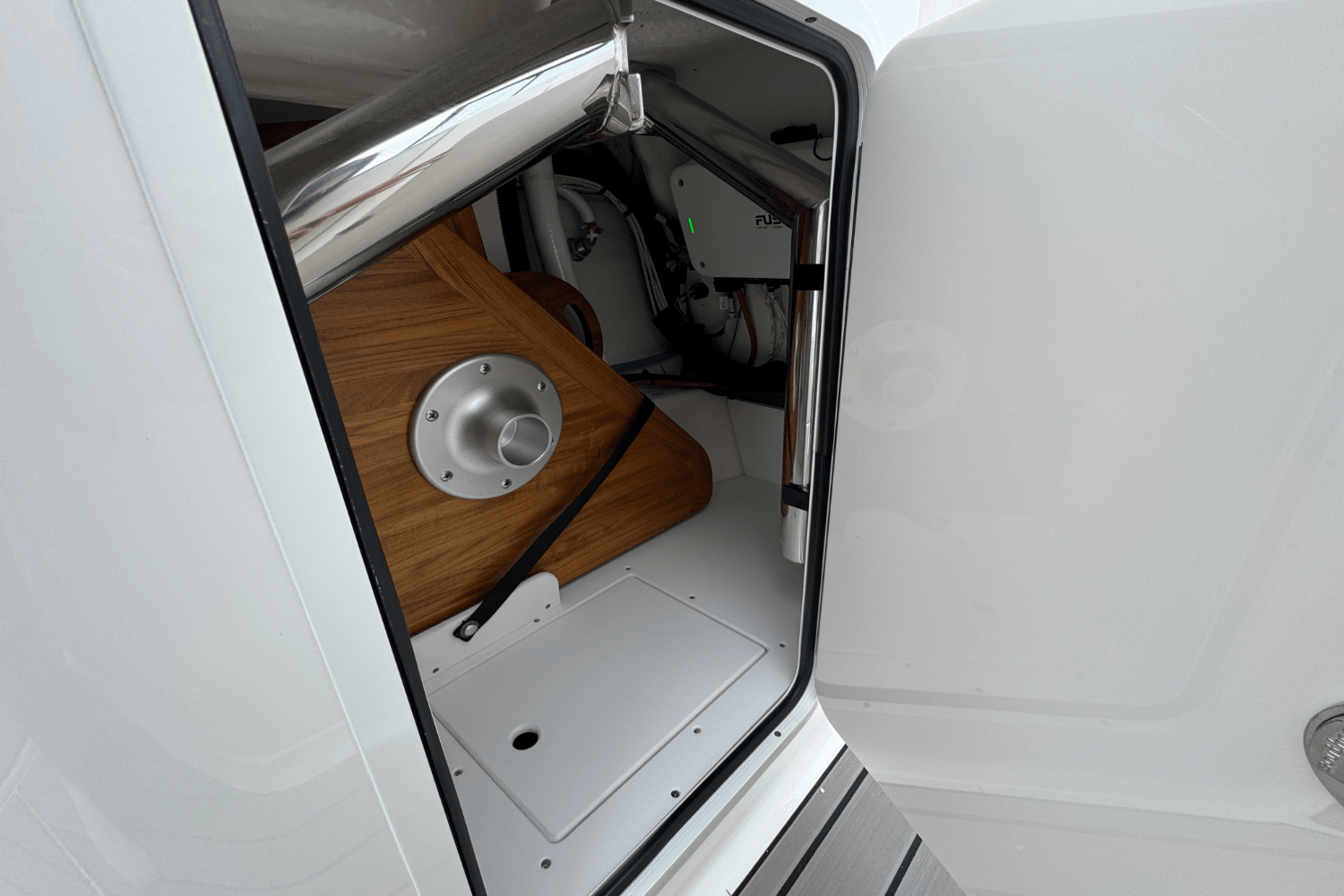 Slide: The Image of Sea Ray SDX 250 Outboard 2025 - 35