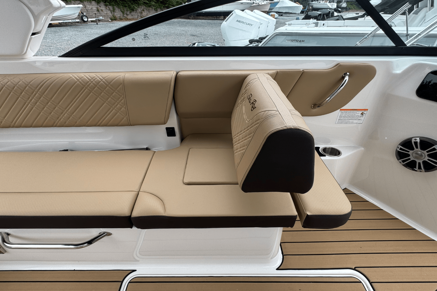 Slide: The Image of Sea Ray SDX 250 Outboard 2025 - 35