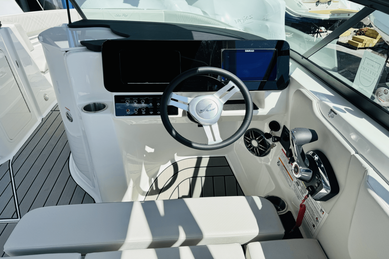 Slide: The Image of Sea Ray SDX 250 Outboard 2025 - 35