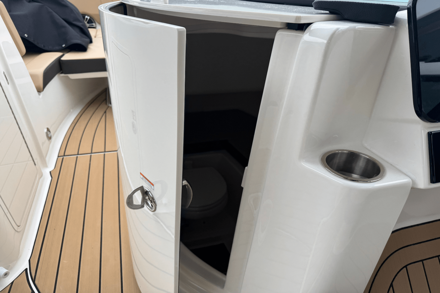 Slide: The Image of Sea Ray SDX 250 Outboard 2025 - 42