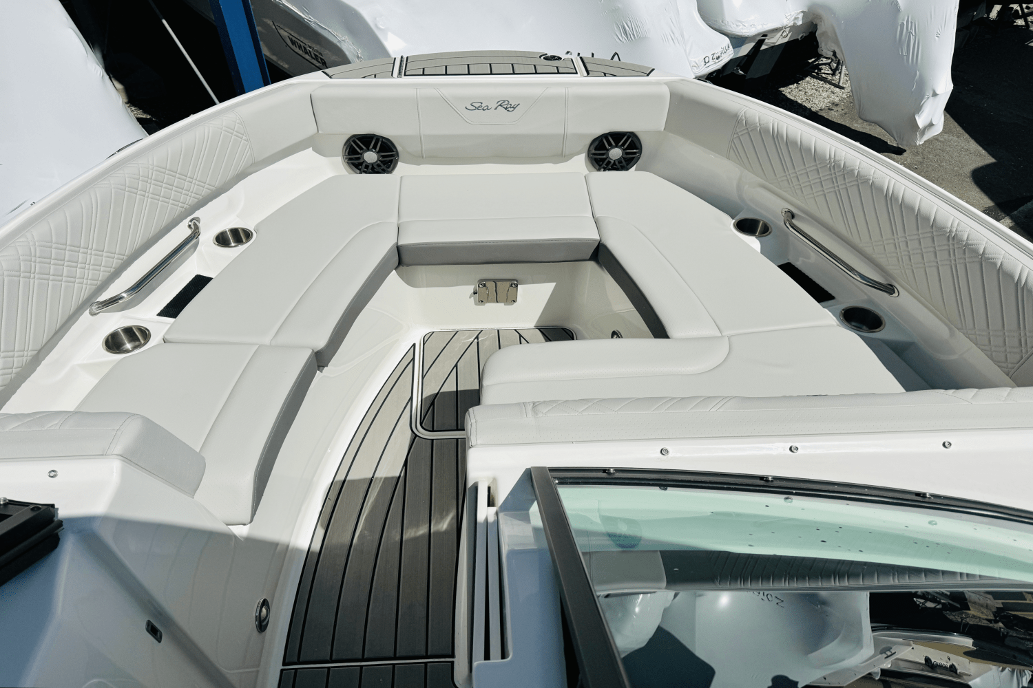 Slide: The Image of Sea Ray SDX 250 Outboard 2025 - 42