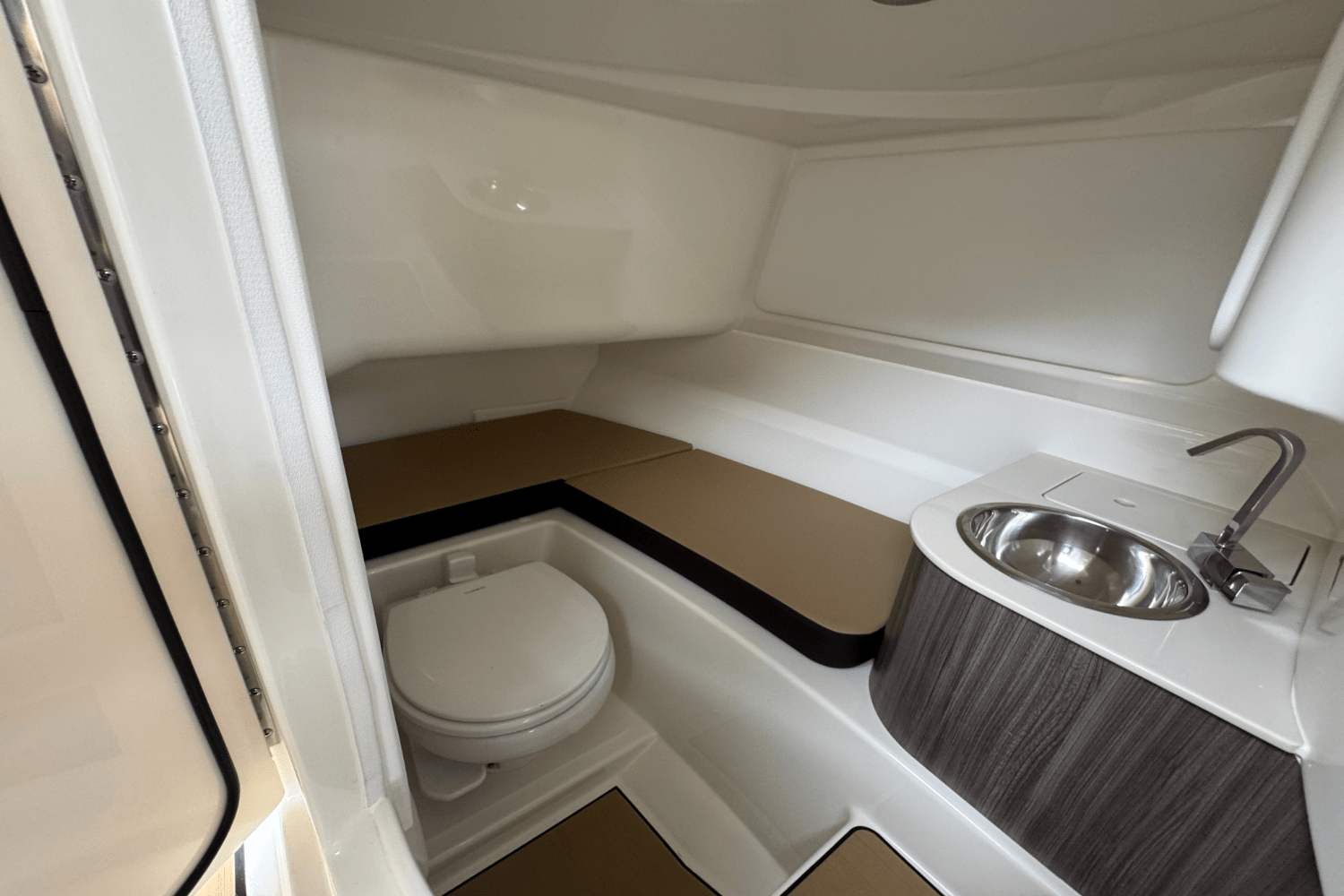 Slide: The Image of Sea Ray SDX 250 Outboard 2025 - 44