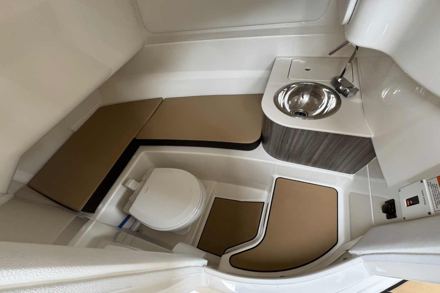 Slide: The Image of Sea Ray SDX 250 Outboard 2025 - 48