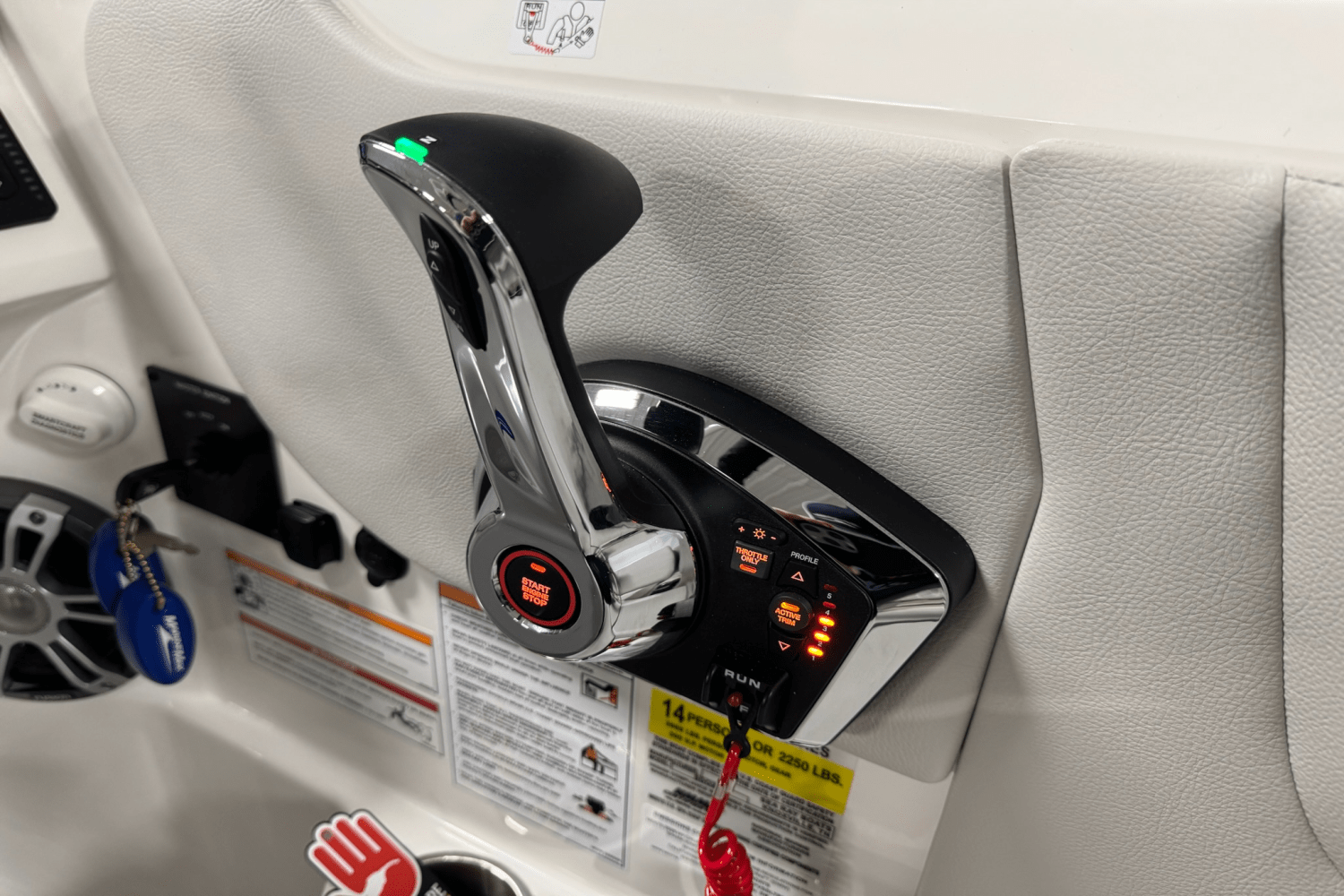 Slide: The Image of Sea Ray SDX 250 Outboard 2025 - 49