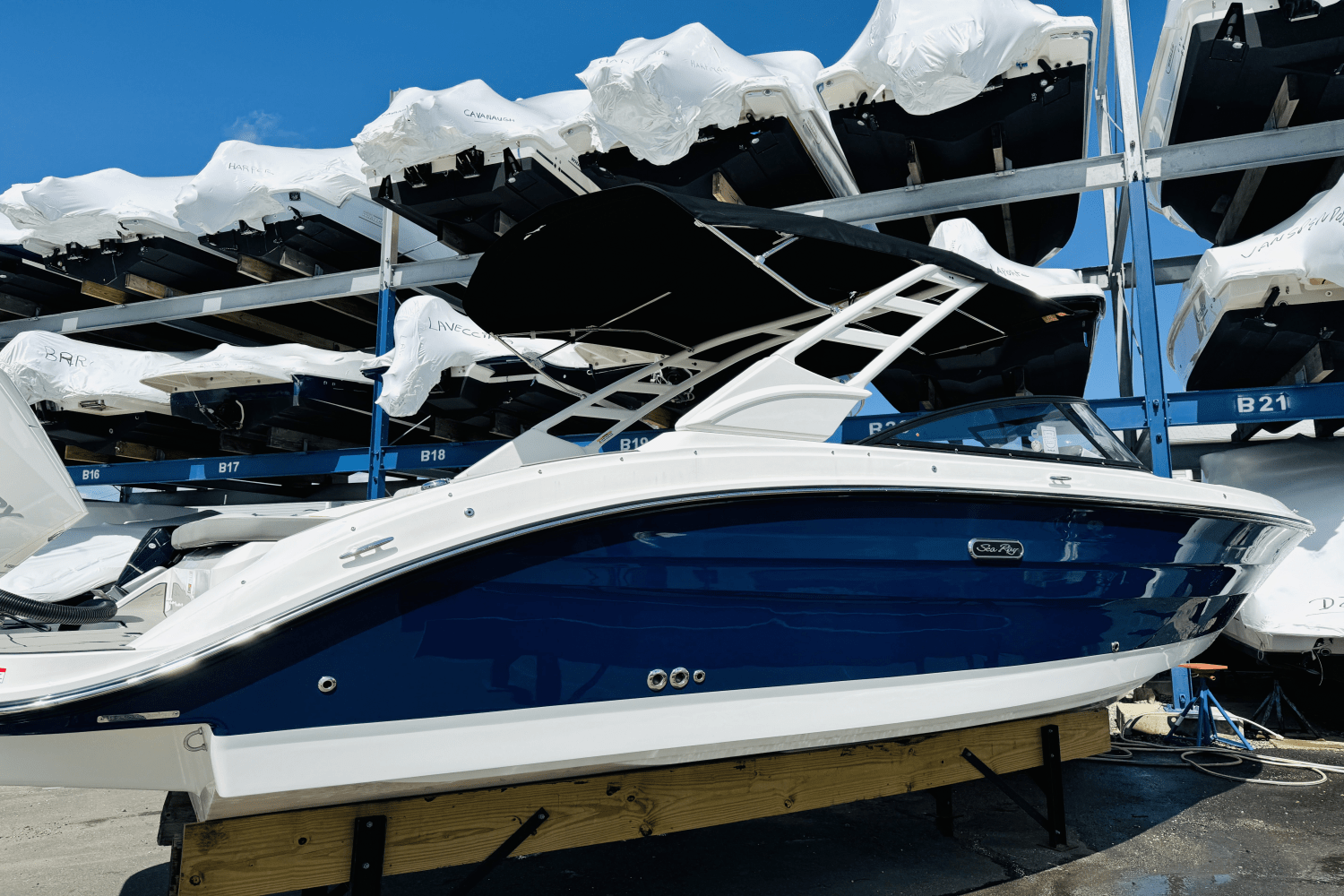 Slide: The Image of Sea Ray SDX 250 Outboard 2025 - 5