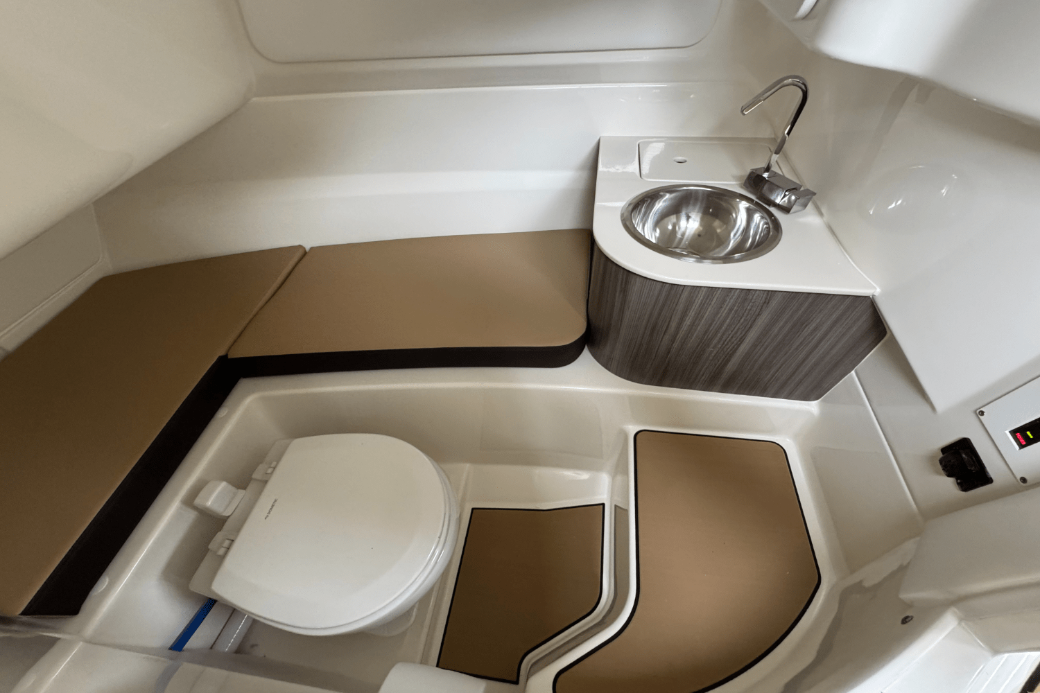 Slide: The Image of Sea Ray SDX 250 Outboard 2025 - 50