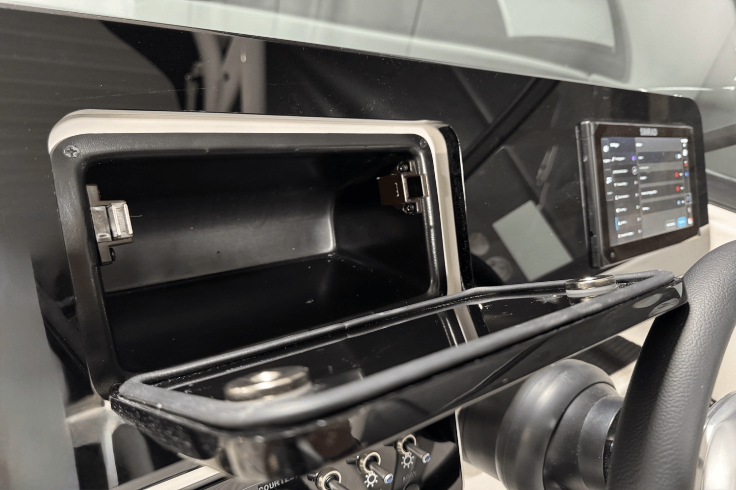 Slide: The Image of Sea Ray SDX 250 Outboard 2025 - 52