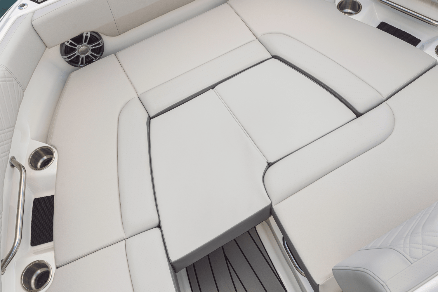 Slide: The Image of Sea Ray SDX 250 Outboard 2025 - 62