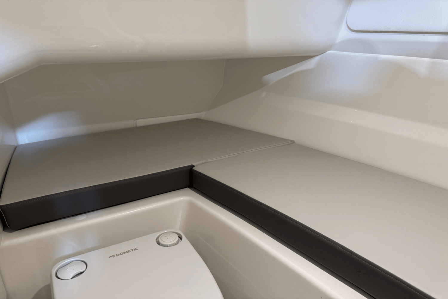 Slide: The Image of Sea Ray SDX 250 Outboard 2025 - 65