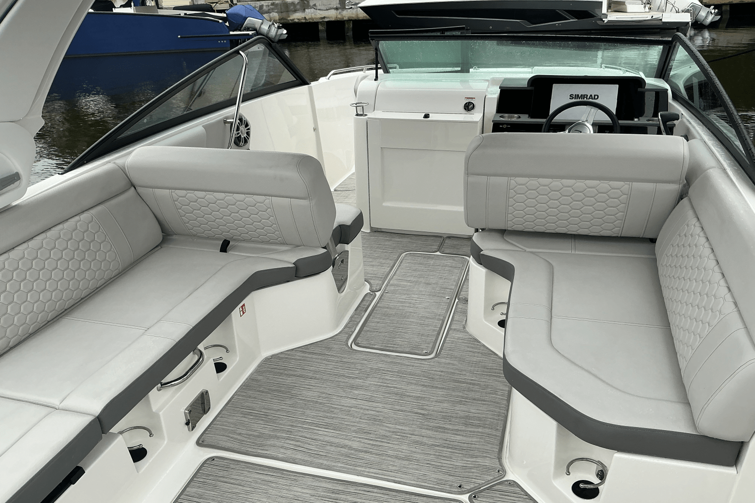 Slide: The Image of Sea Ray SDX 250 Outboard 2025 - 7