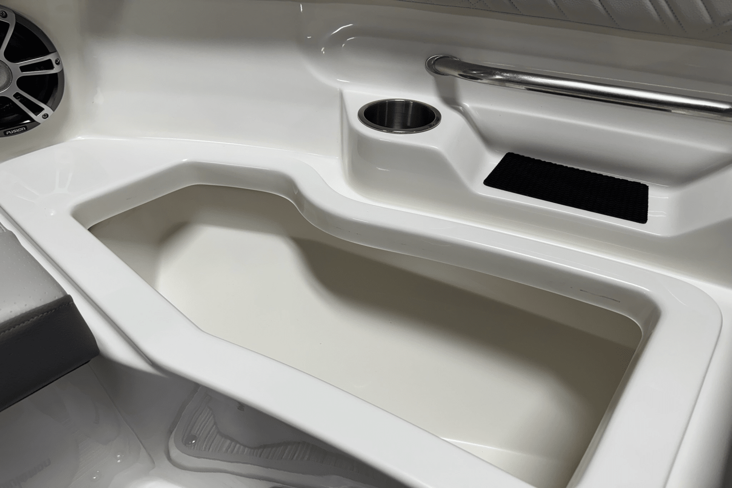 Slide: The Image of Sea Ray SDX 250 Outboard 2025 - 75