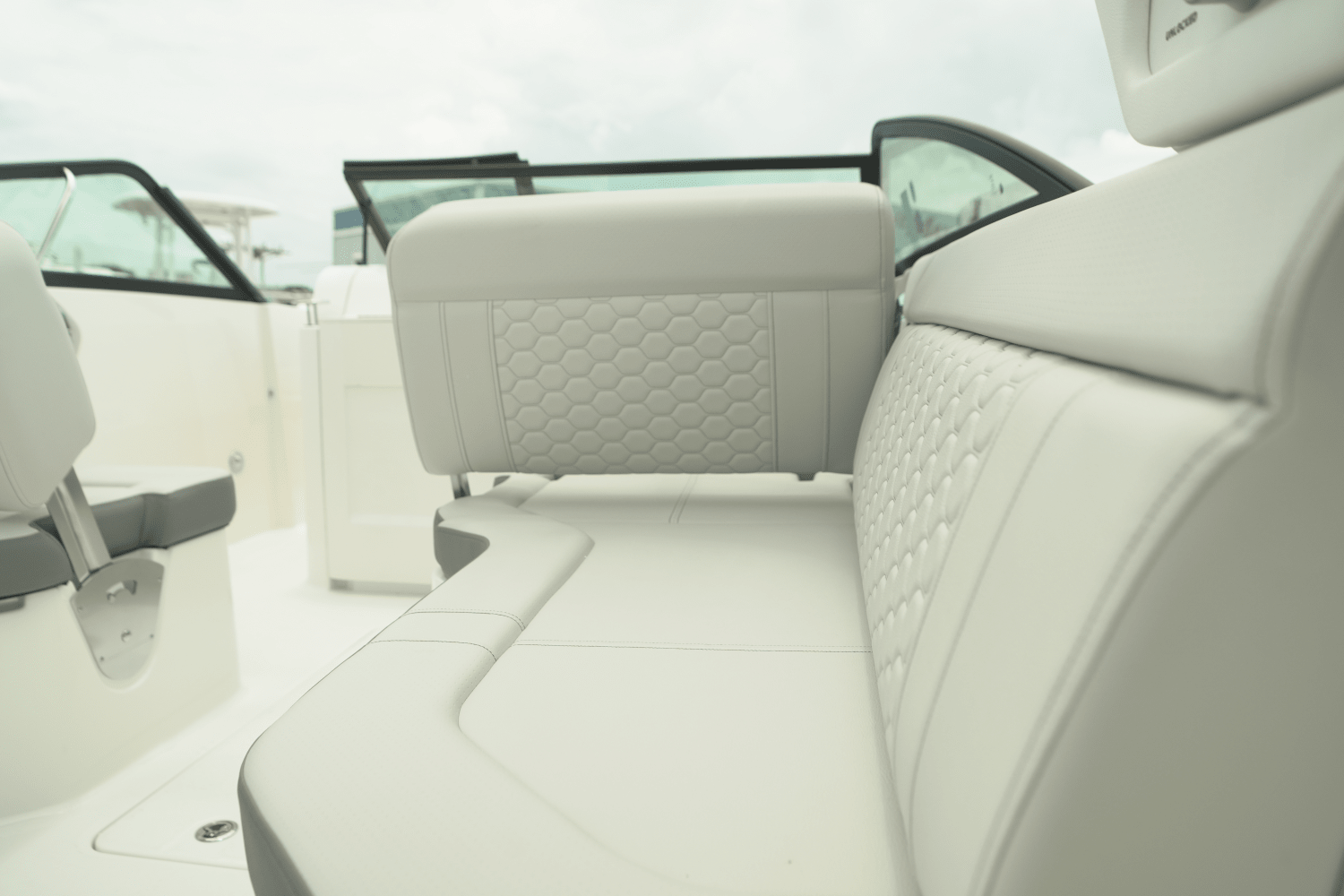 Slide: The Image of Sea Ray SDX 250 Outboard 2025 - 9