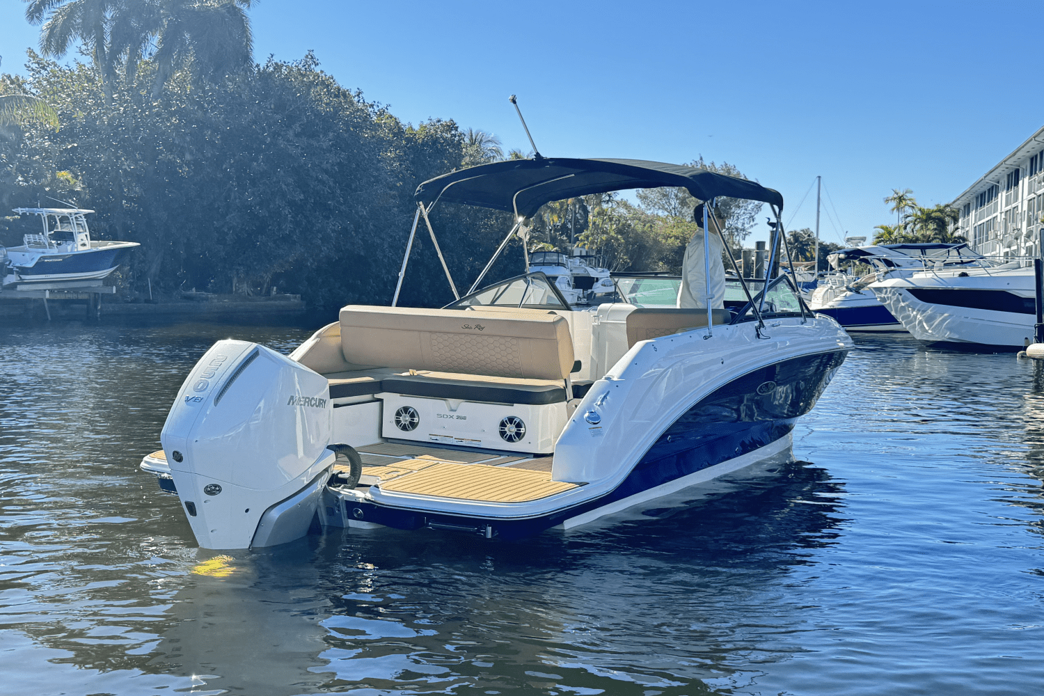 Slide: The Image of Sea Ray SDX 250 Outboard 2025 - 9