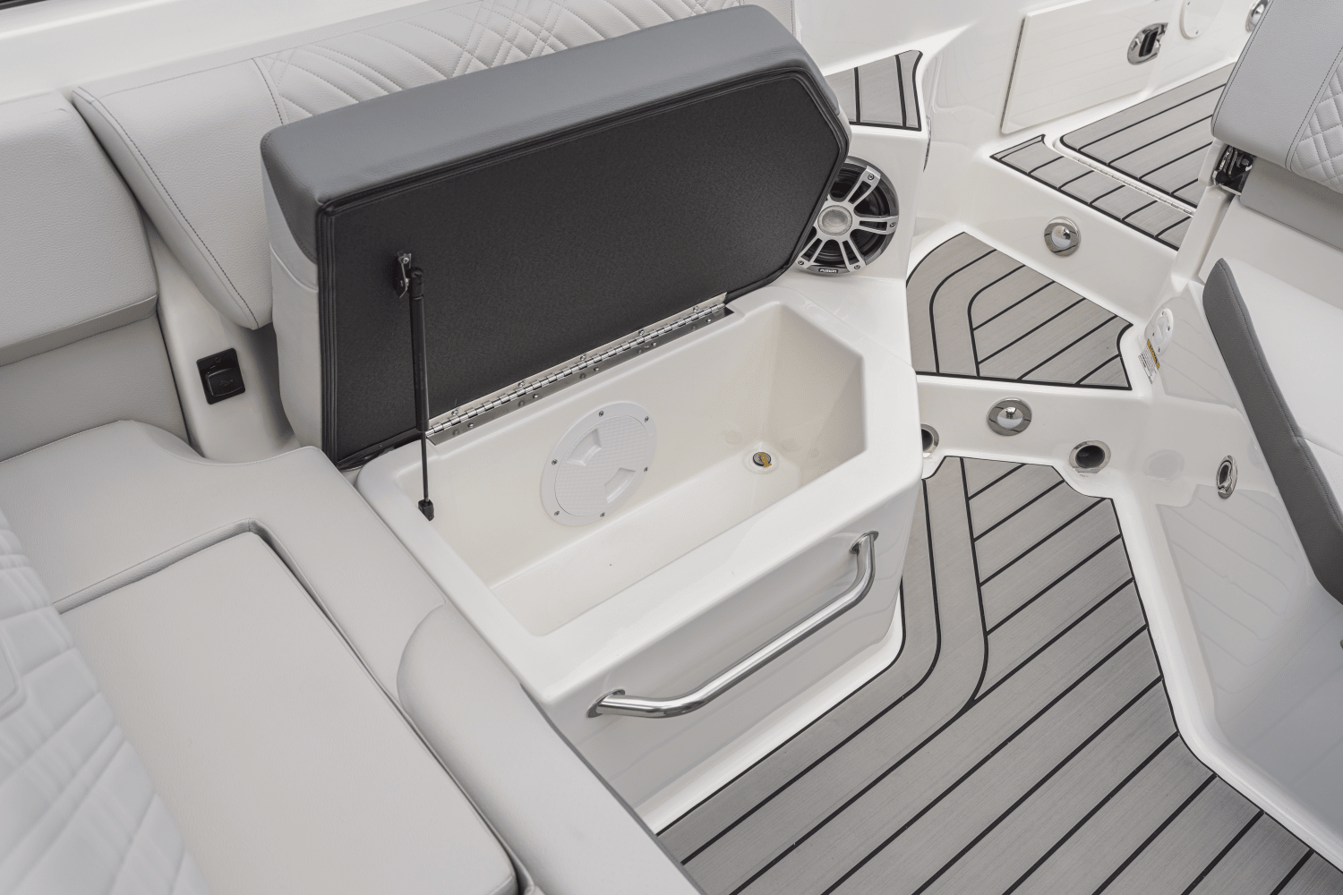 Slide: The Image of Sea Ray SDX 250 Outboard 2025 - 95